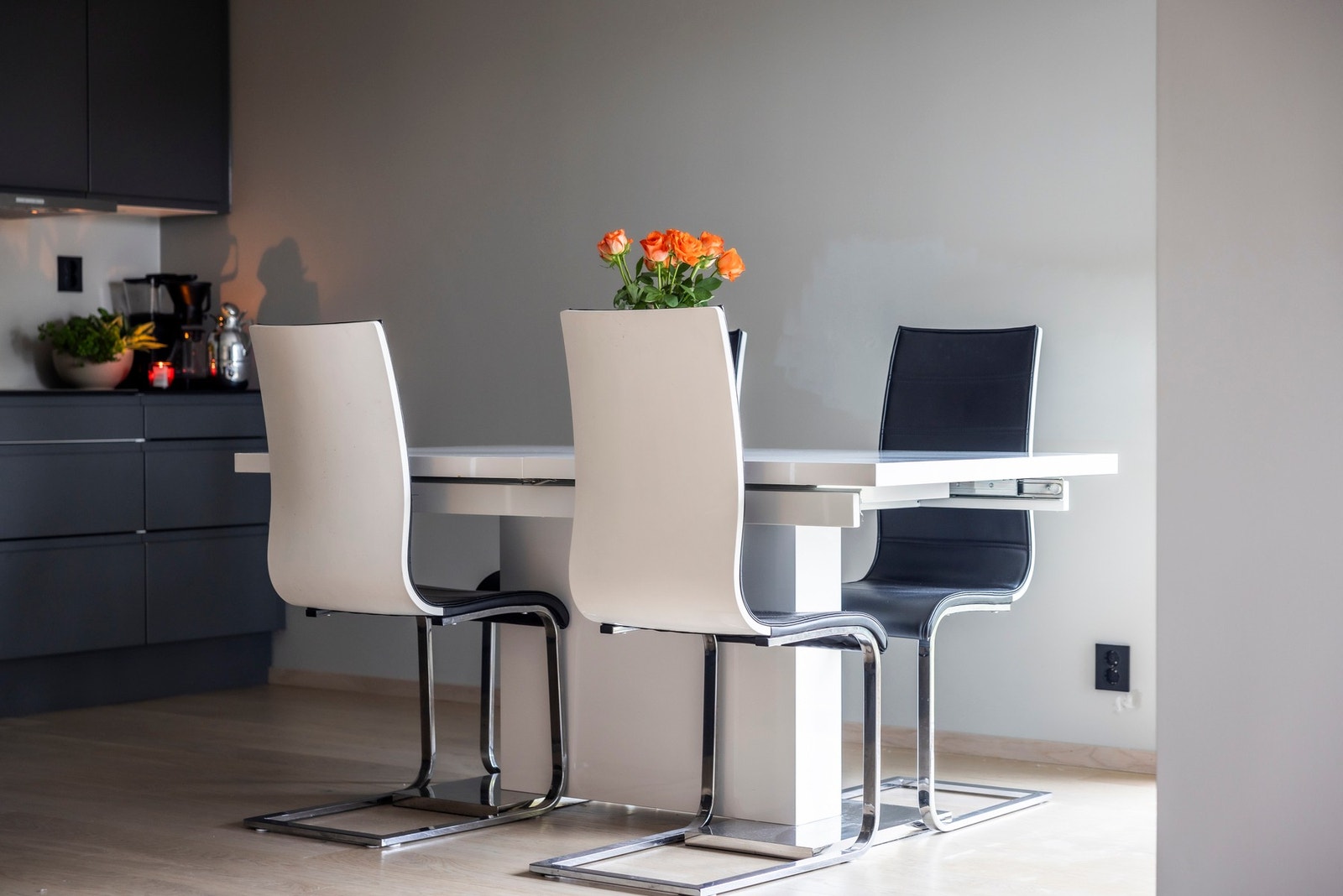 Kjøkkenet har godt med plass til egen spisebords løsning. Galleribilde