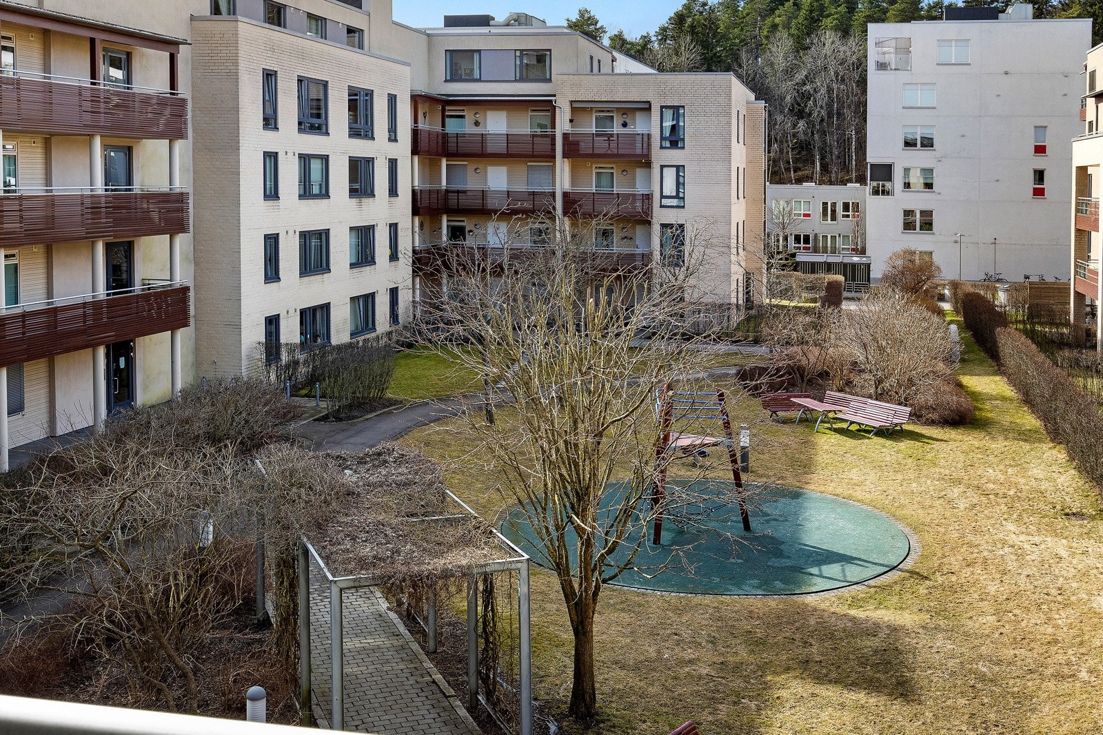 Leiligheten og balkongen vender inn mot stille gårdsrom i borettslaget. Galleribilde