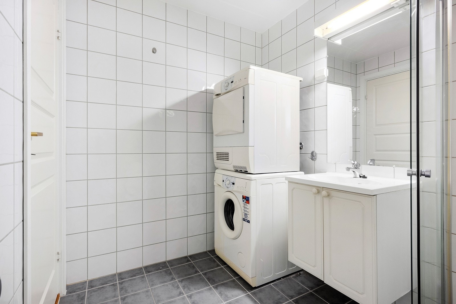 Opplegg for vaskemaskin og tørketrommel. Galleribilde