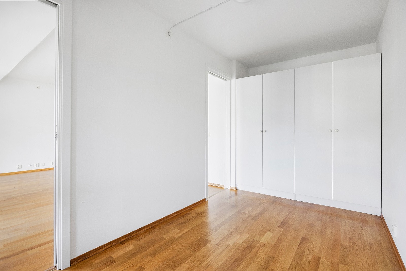 Garderobeskap på soverommet. Galleribilde