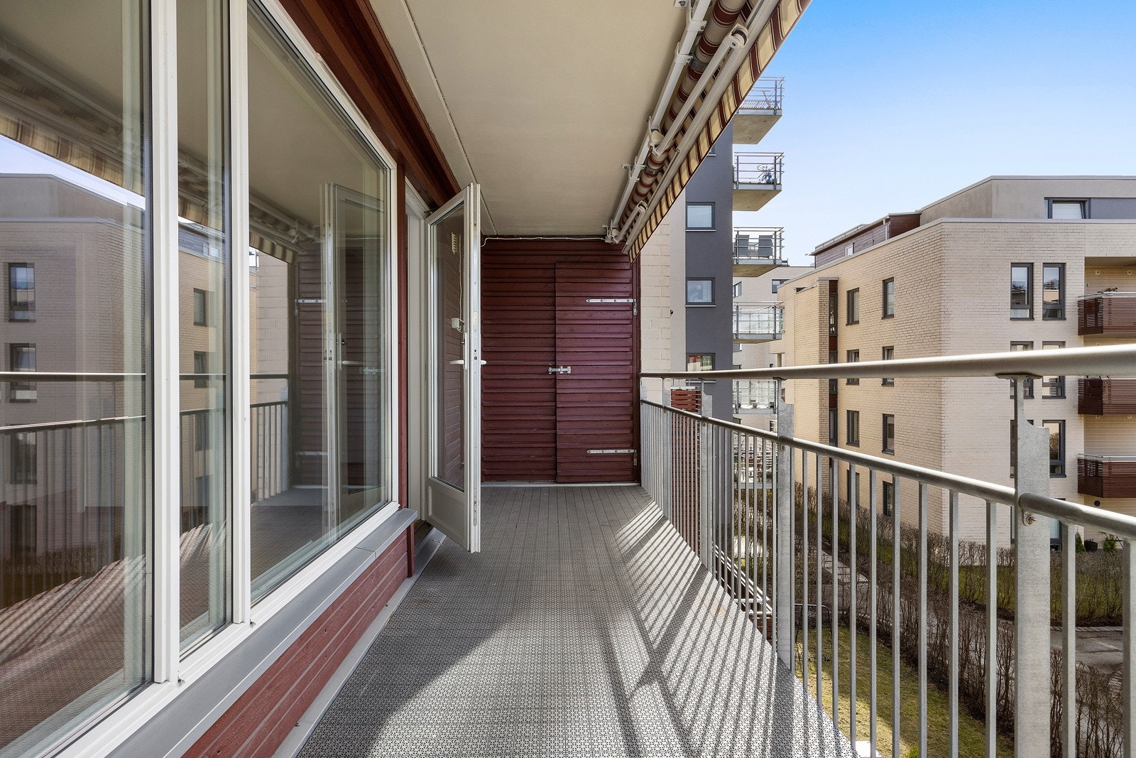 Balkongen har takoverbygg, markise, stikk og tilgang til utebod. Galleribilde