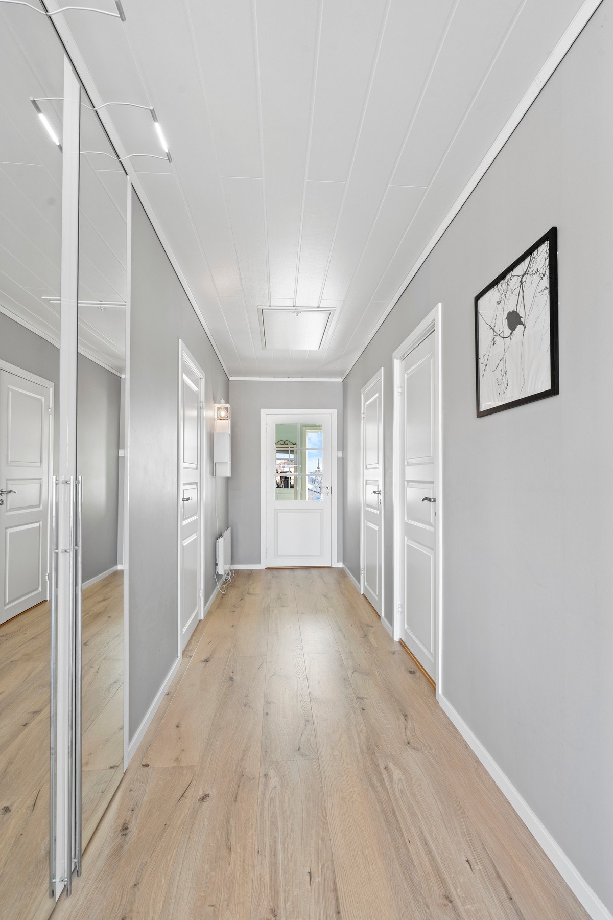 I gangen er det montert en romslig garderobe for oppbevaring. Galleribilde