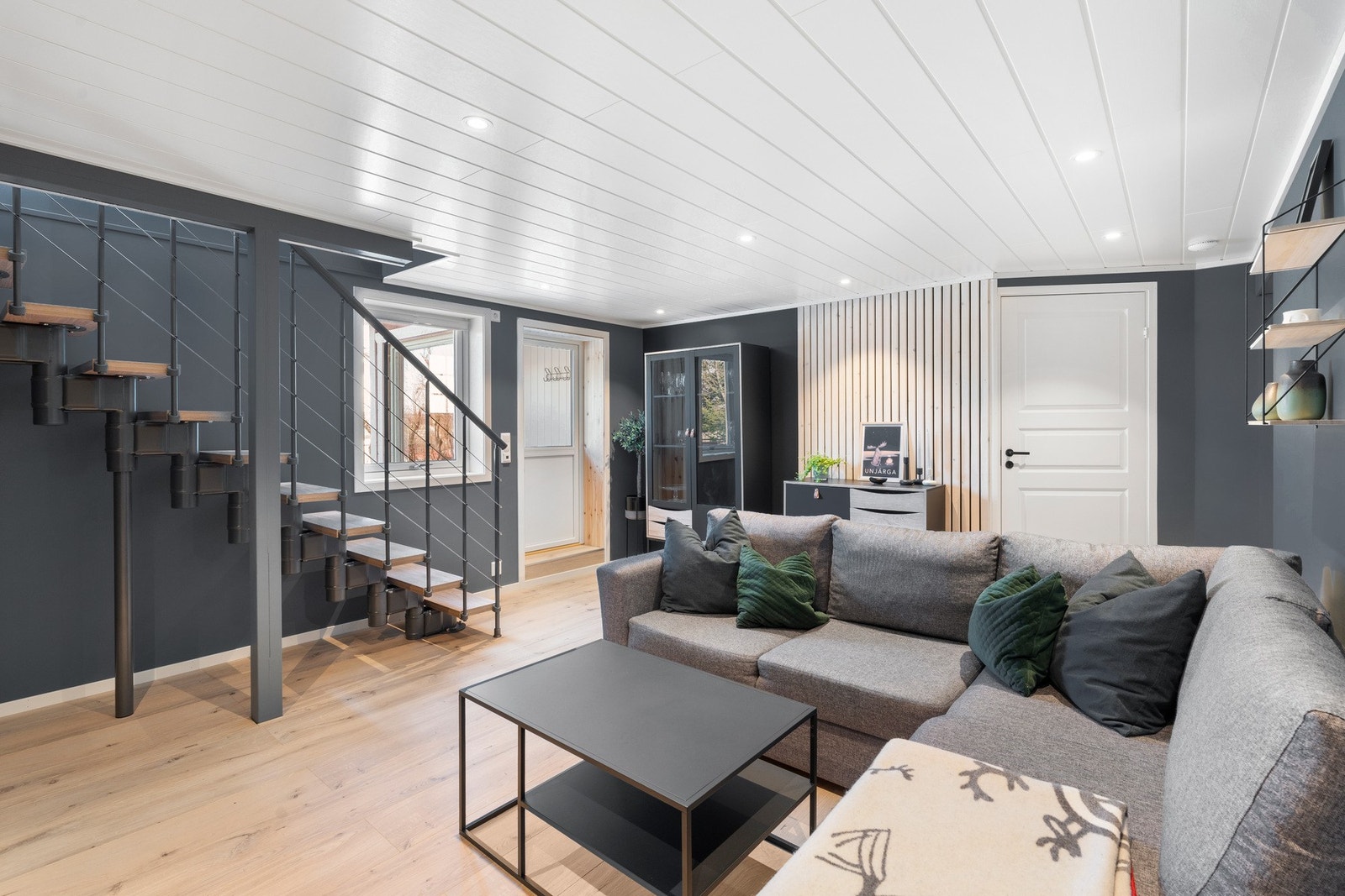 Boligens underetasje ble pusset opp i 2021-22 og det ble bl.a. etablert kjellerstue med utgang. Galleribilde