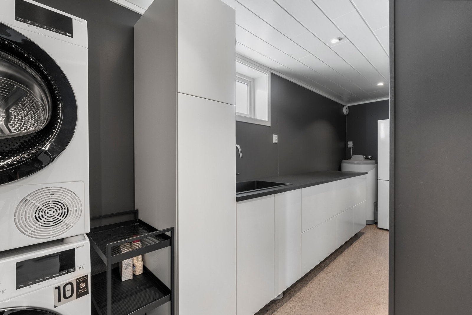 Vaskerommet ble oppgradert i 2021. Her er det godt med skap og benkeplass Galleribilde