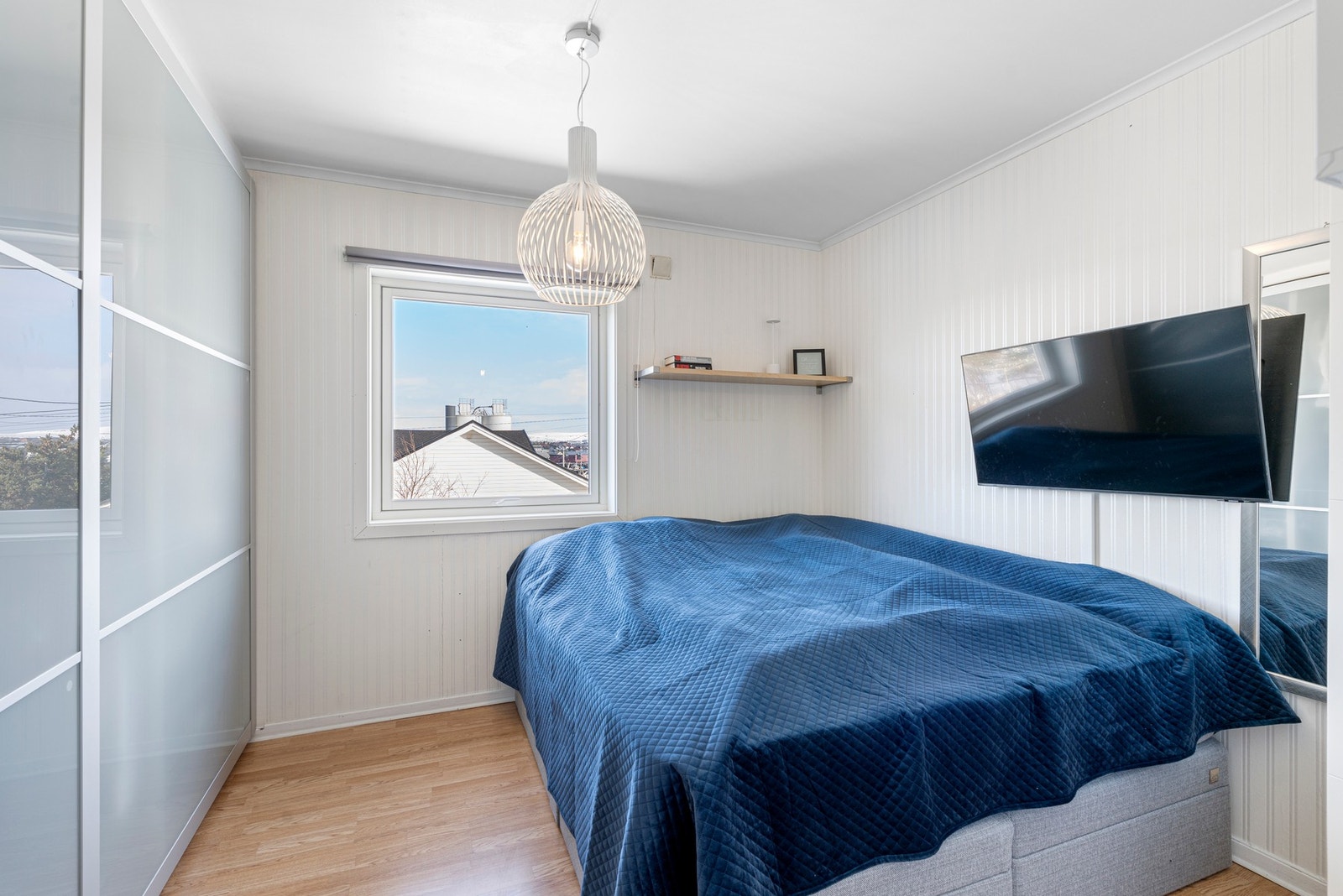 På hovedsoverom er det montert en stor skyvedørsgarderobe Galleribilde