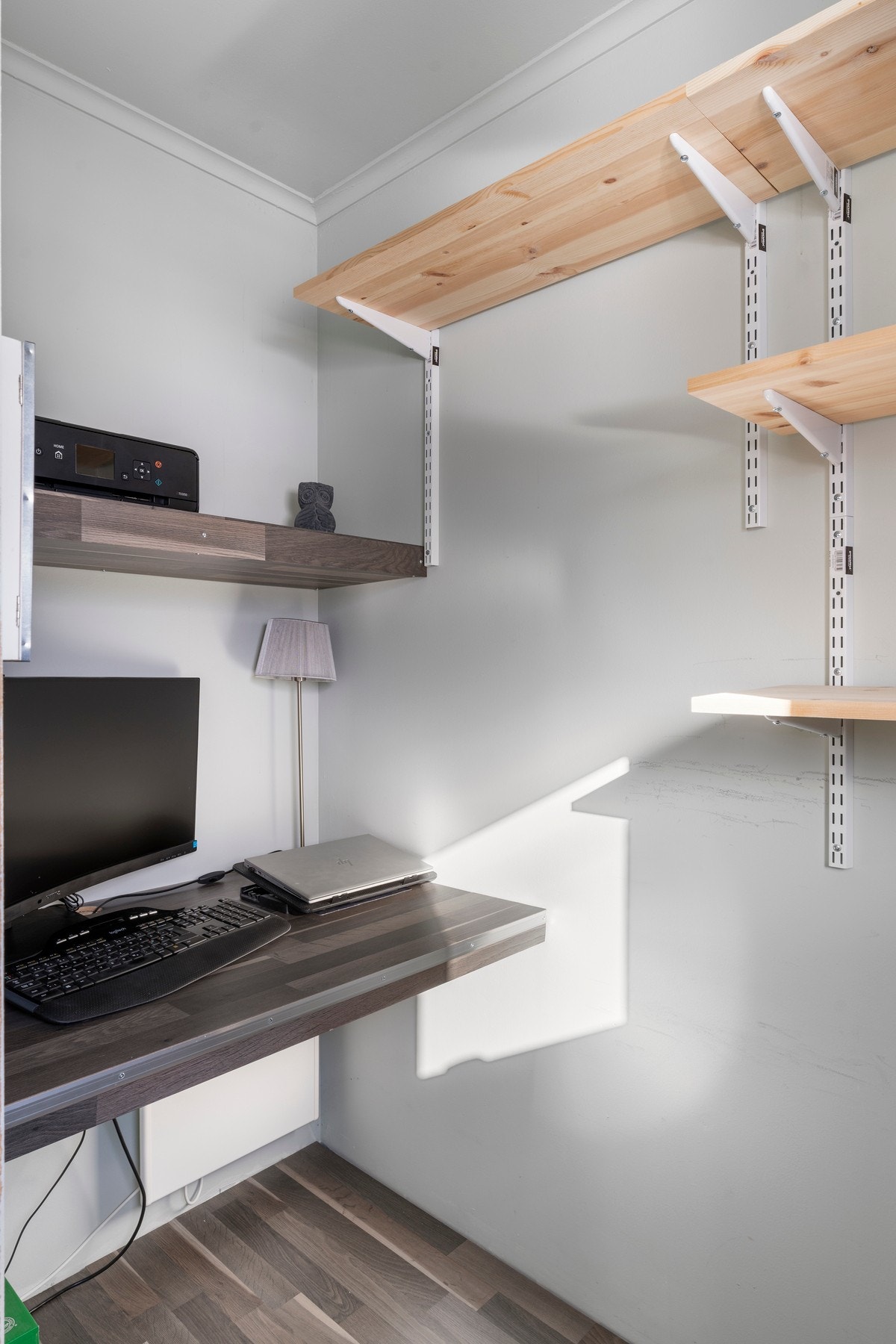 Nærliggende entreen er det en praktisk bod. Galleribilde