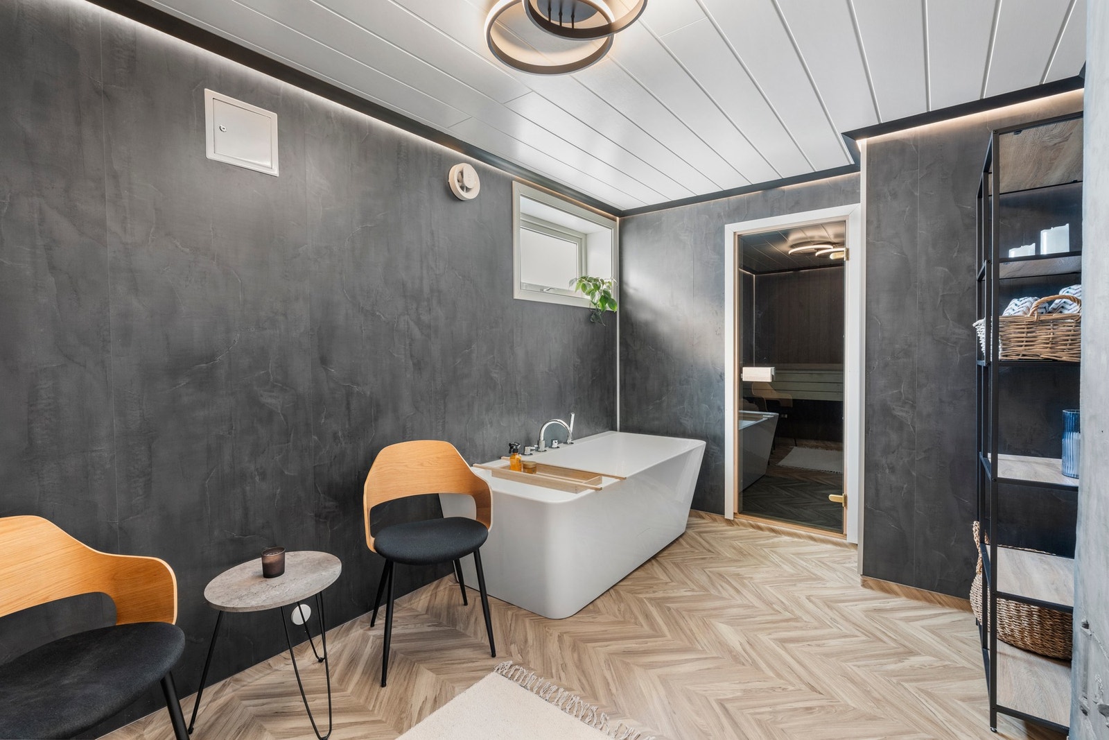 Lekkert bad med direkte adkomst til badstue. Galleribilde