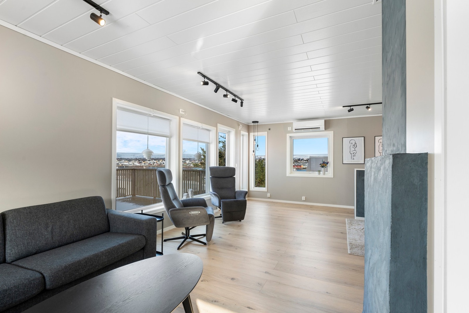 Stuen oppleves som lys og luftig med store vinduer i flere retninger. Det ble montert Mitsubishi varmepumpe i 2021 Galleribilde