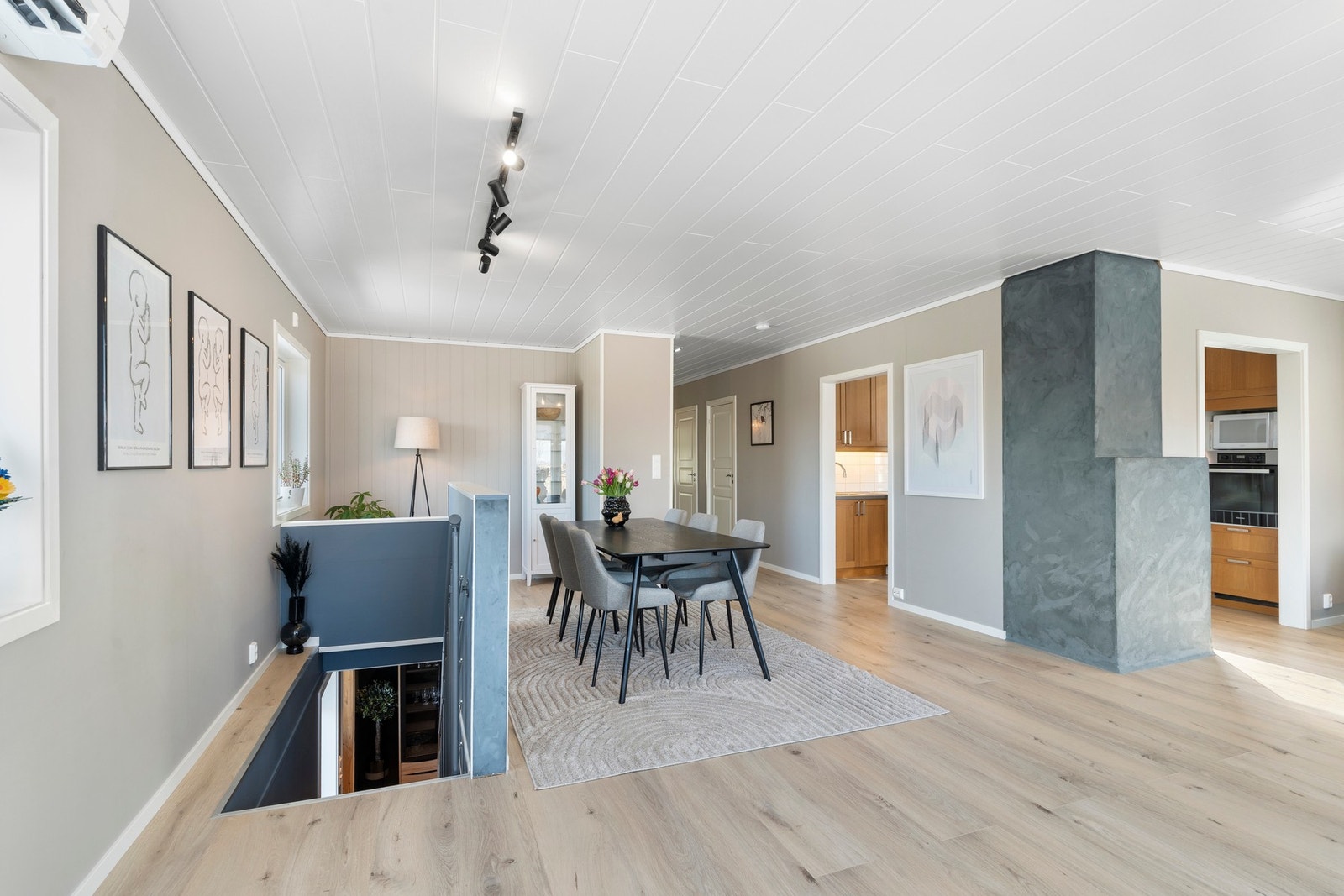 Spisebordet har sin naturlige plass nært kjøkkenet Galleribilde