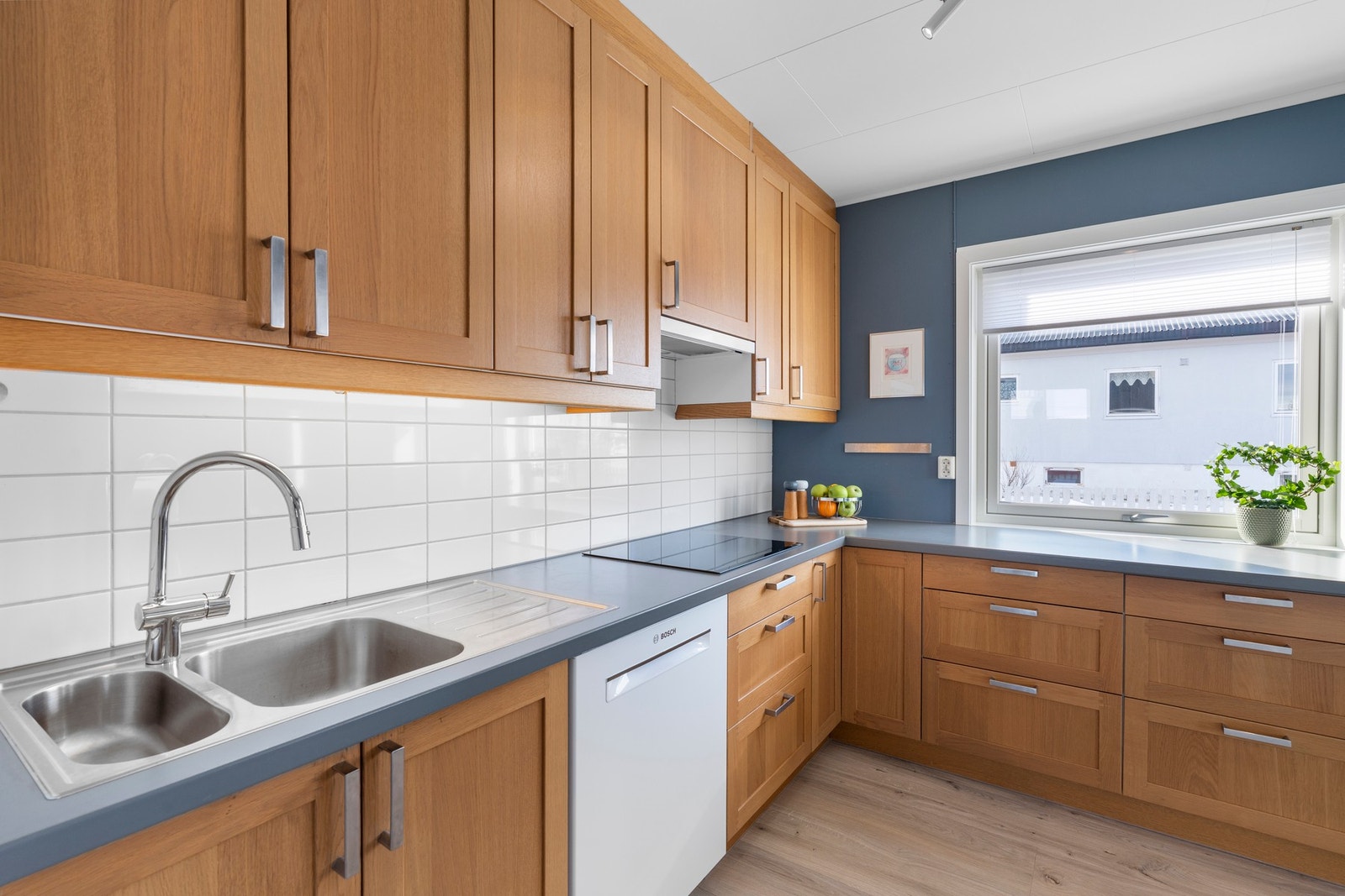 Det er godt med skap- og benkeplass på kjøkkenet Galleribilde