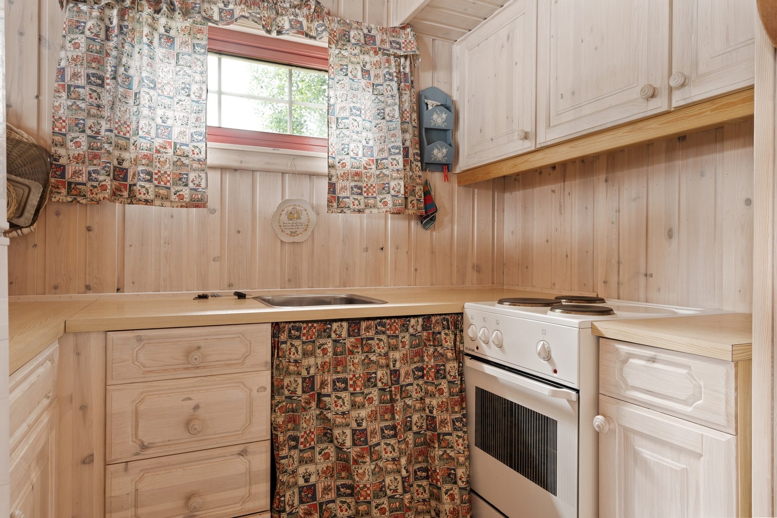 Kjøkken er innredet med vask, komfyr med kokeplater, kjøleskap og kaffemaskin. Galleribilde