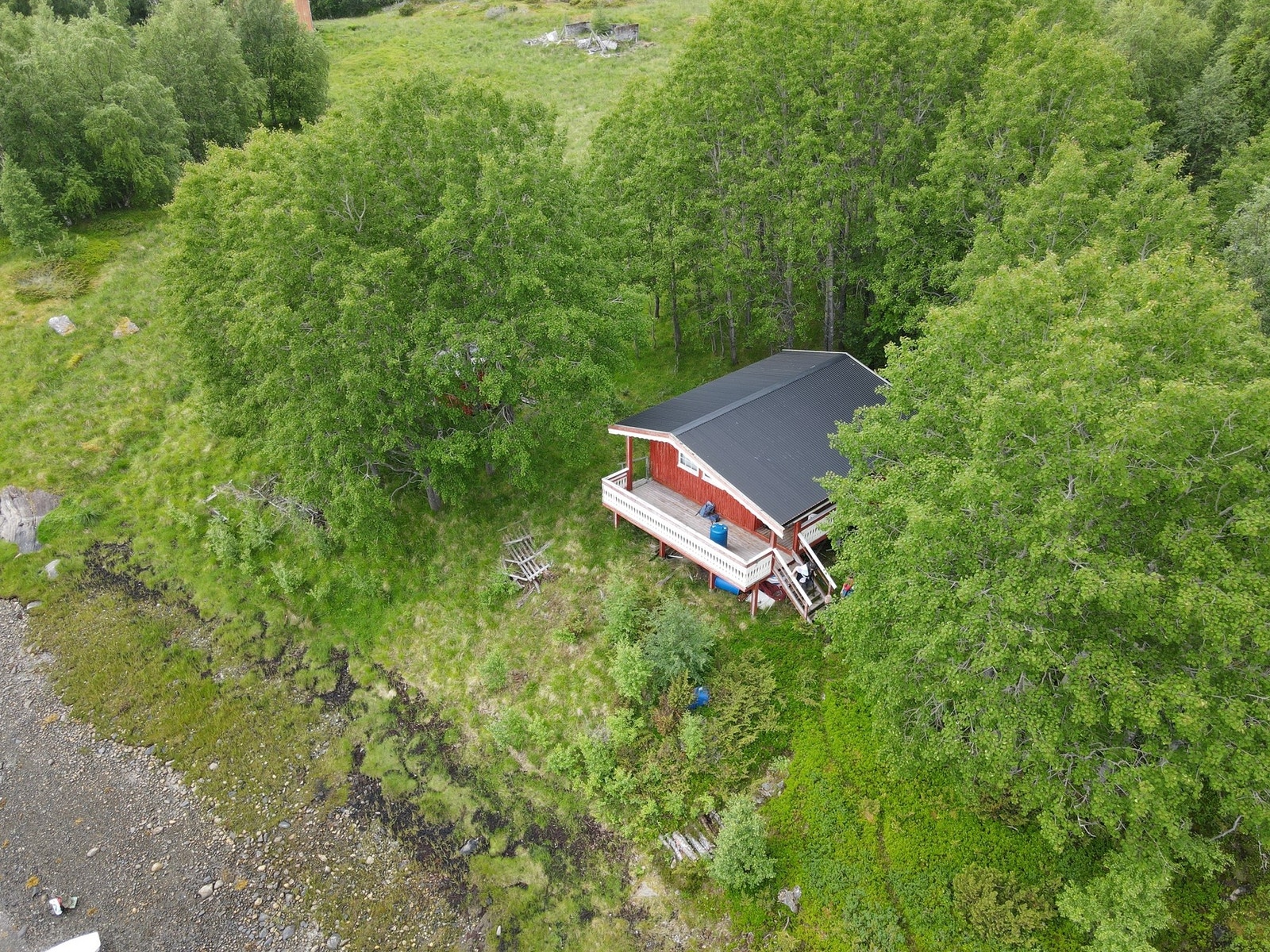 For å komme seg til hytta må man reise med båt eller følge en sti. Galleribilde