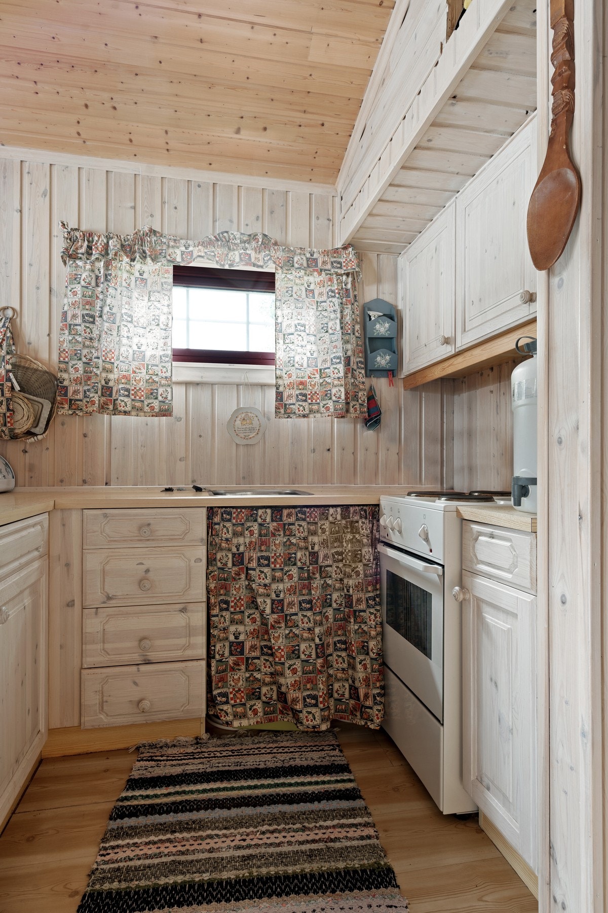 Det er innlagt strøm på hytta. Galleribilde