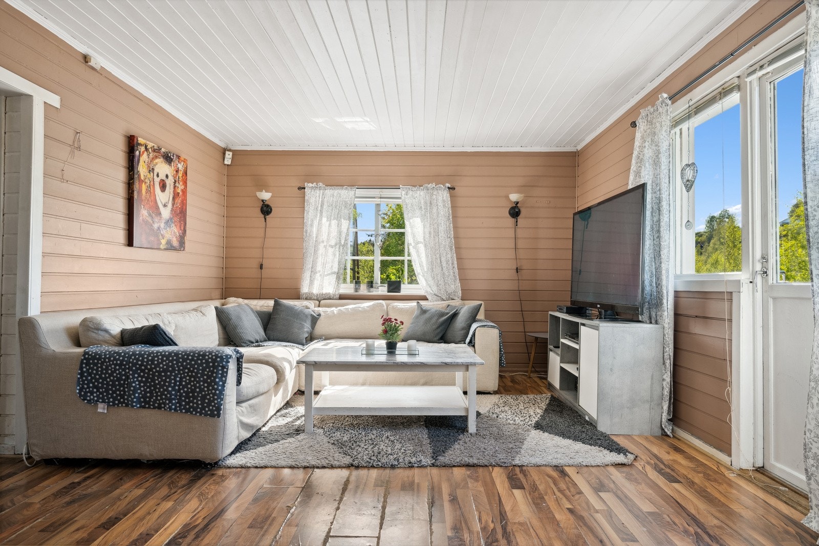 Fra stuen er det utgang til den store terrassen. Galleribilde