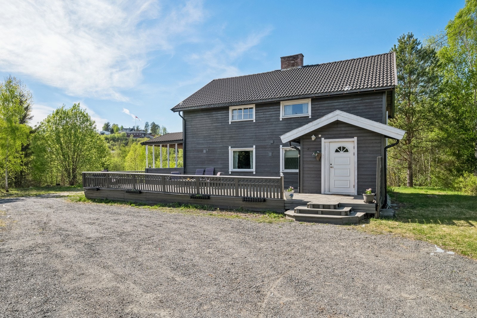 Velkommen til Gullovveien 17 ved Sokna sentrum. Presentert av eiendomsmegler Petter Tangen v/EIE eiendomsmegling Galleribilde