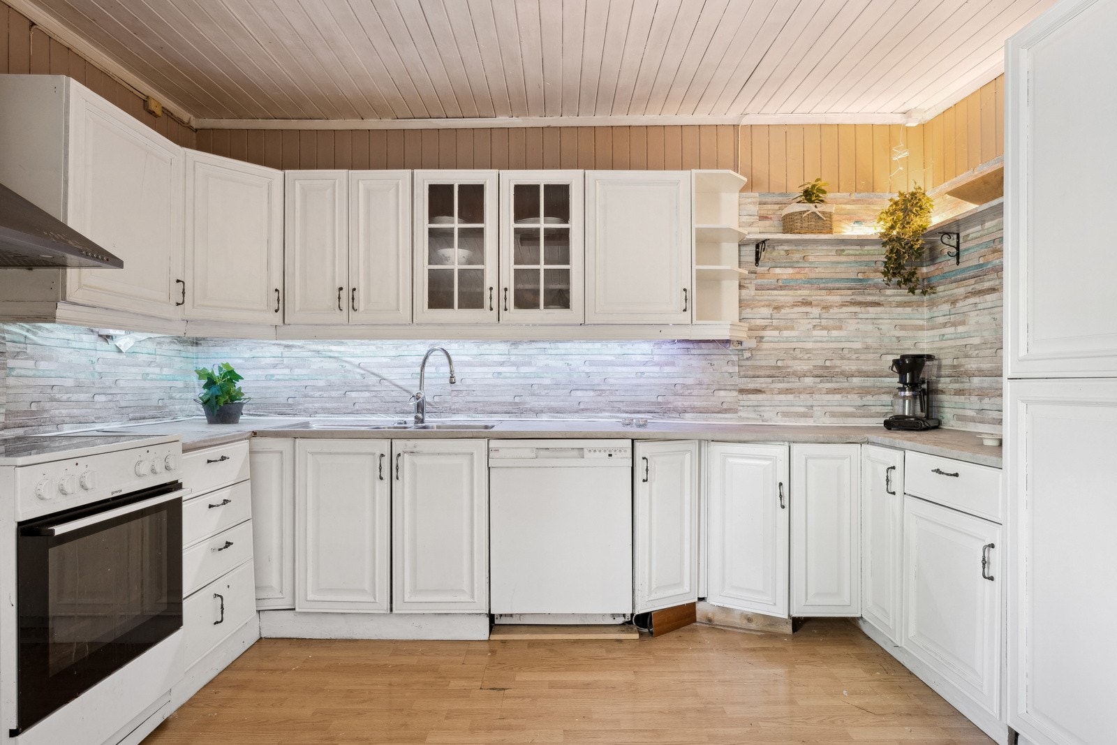 Kjøkkenet er av god størrelse med god plass i skuffer og skap. Galleribilde