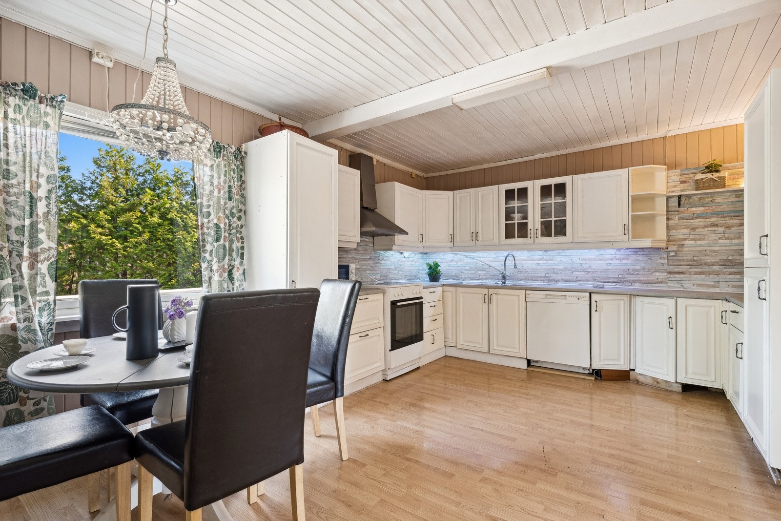 Fra stuen kommer du inn til kjøkkenet. Galleribilde