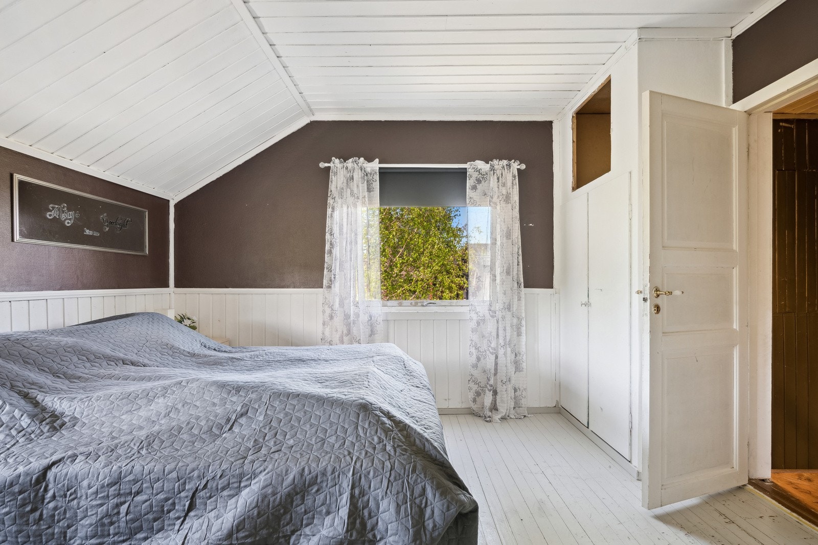 Første soverommet er hovedsoverommet som ligger på høyre hånd. Galleribilde