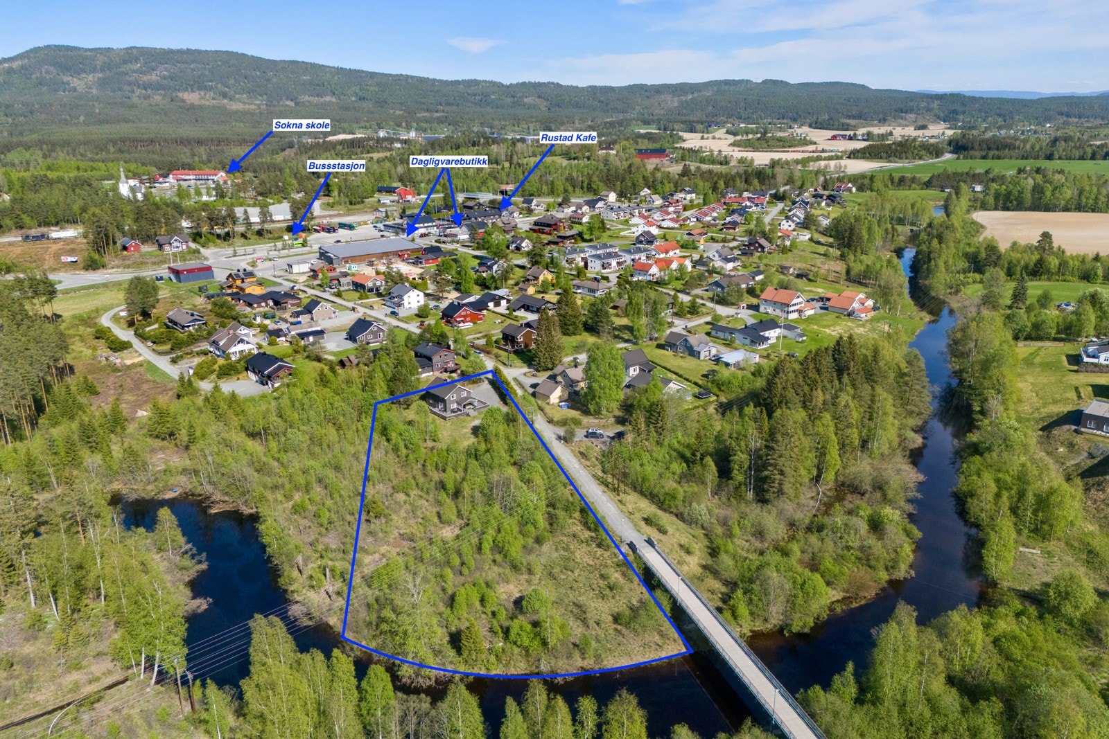 Eiendommen ligger i enden av en rolig gate og har gangavstand til de fleste fasilitetene på Sokna. Galleribilde