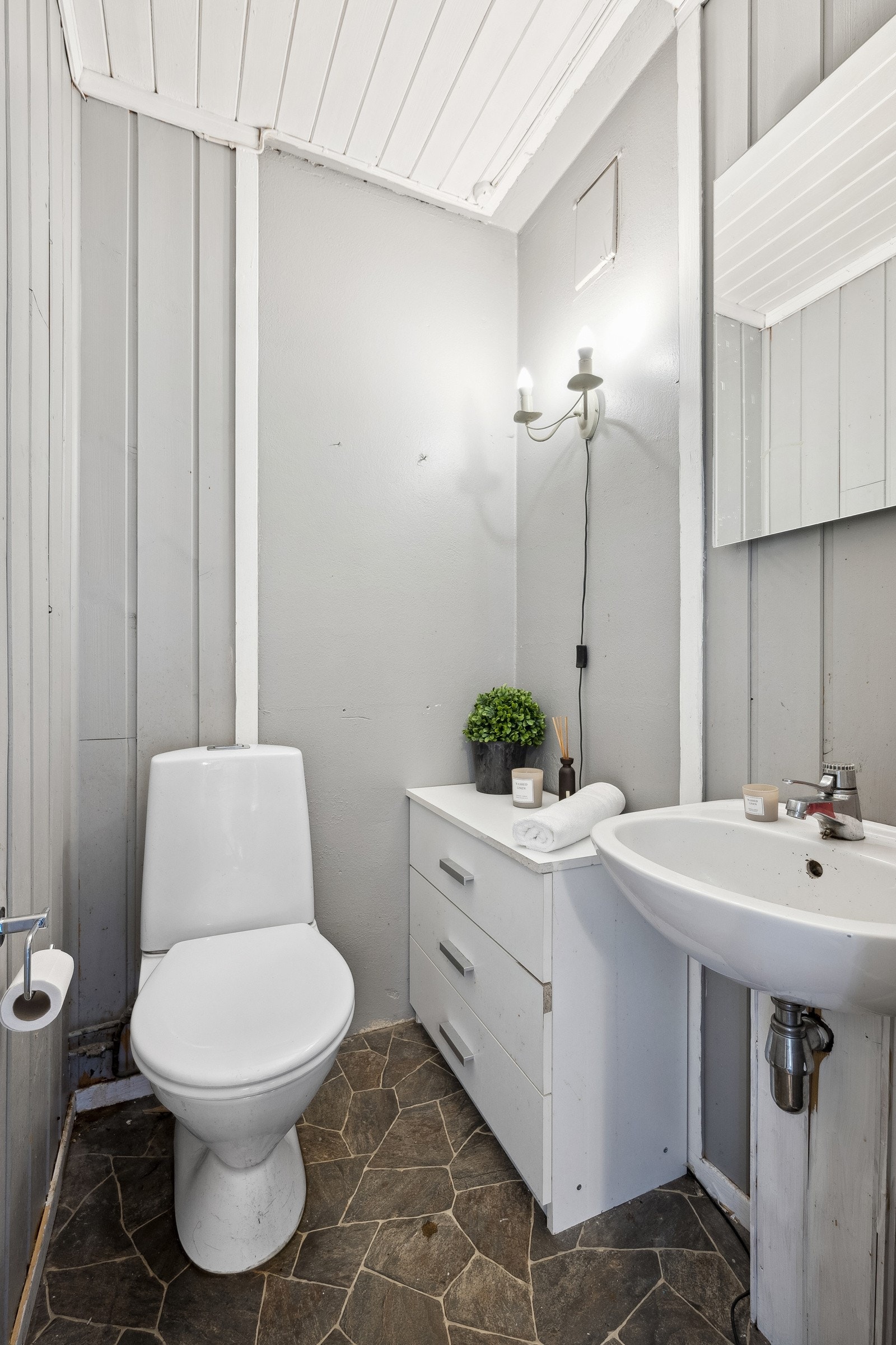 Ekstratoalett ved siden av badet og gangen. Galleribilde