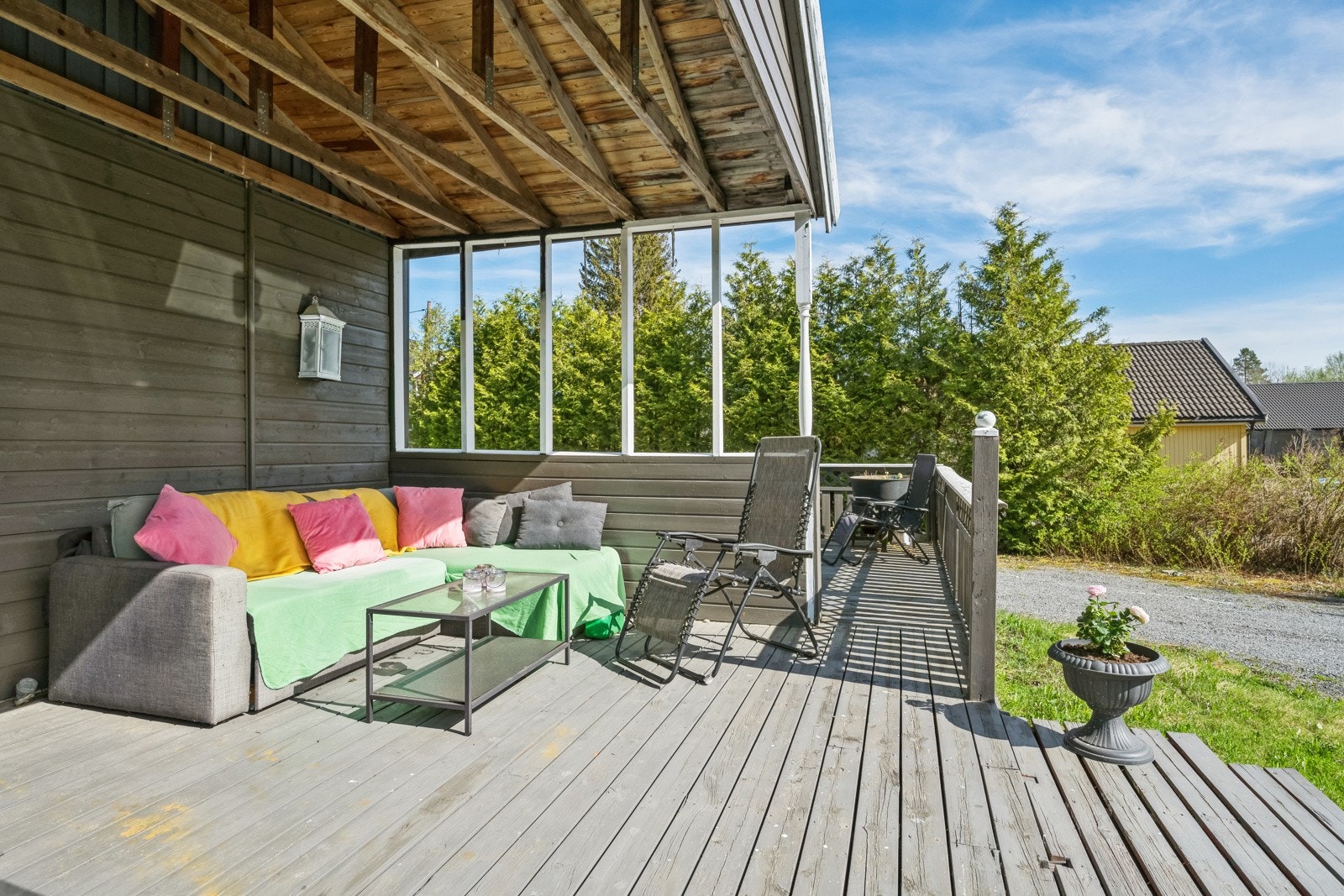 Delvis overbygg over terrassen. Galleribilde