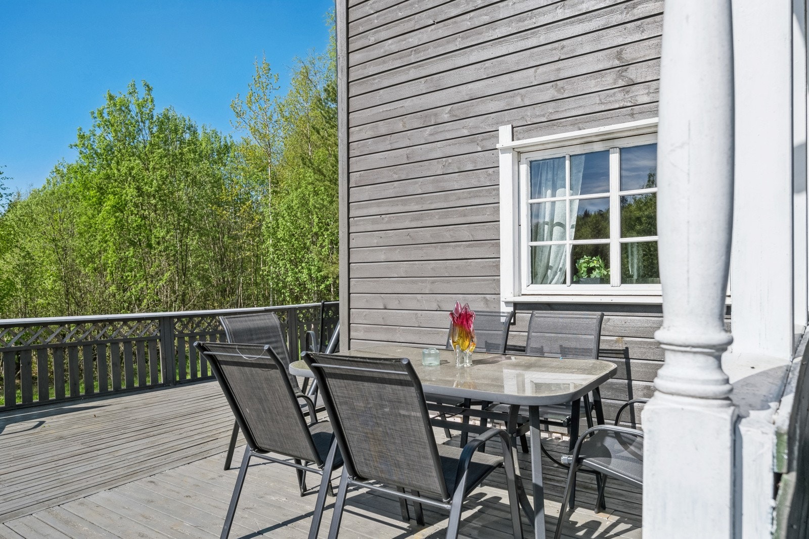 Stor og solrik terrasse som ligger sør-vest vendt. Galleribilde