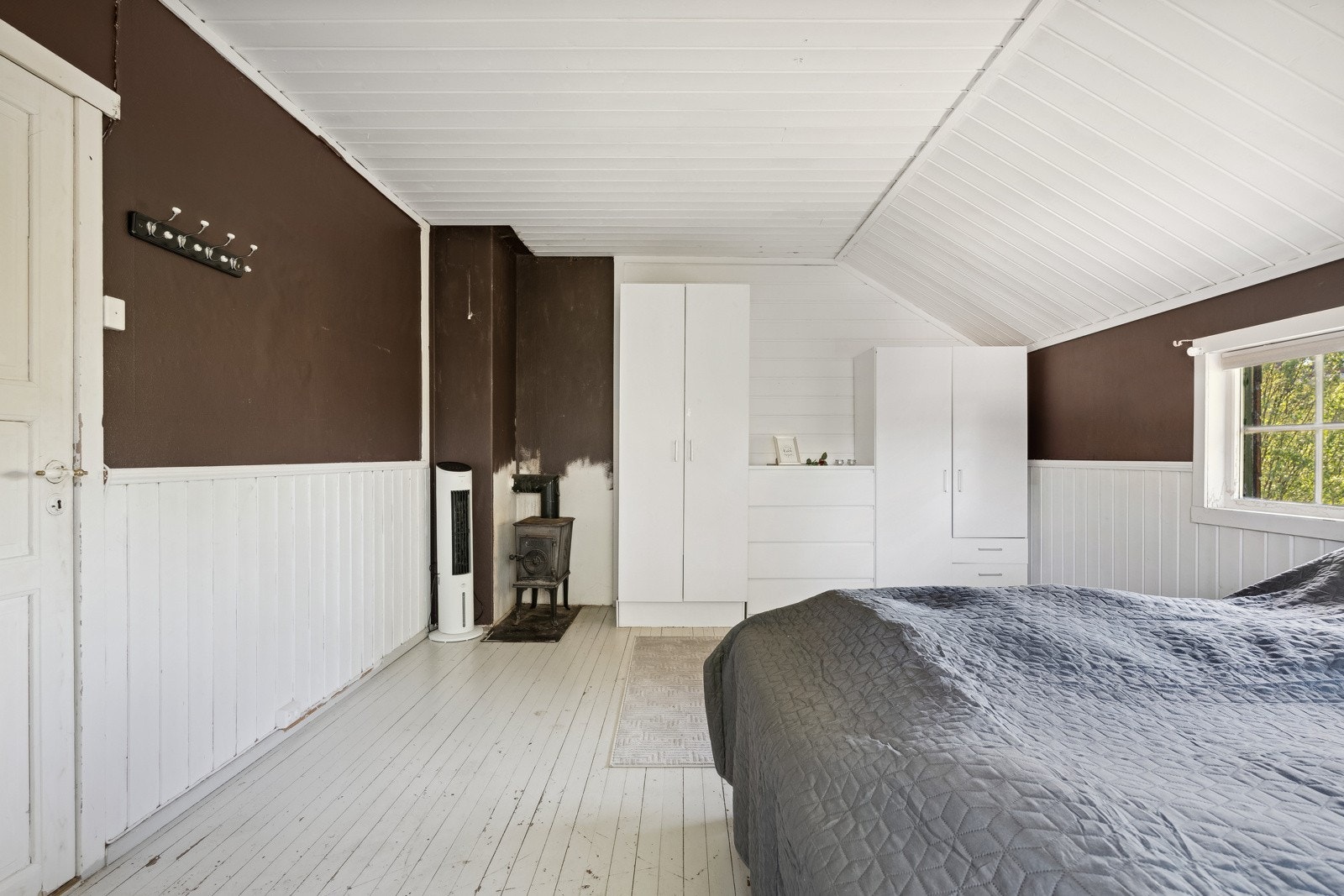 Romslig soverom med god plass til seng- og garderobeløsning. Galleribilde