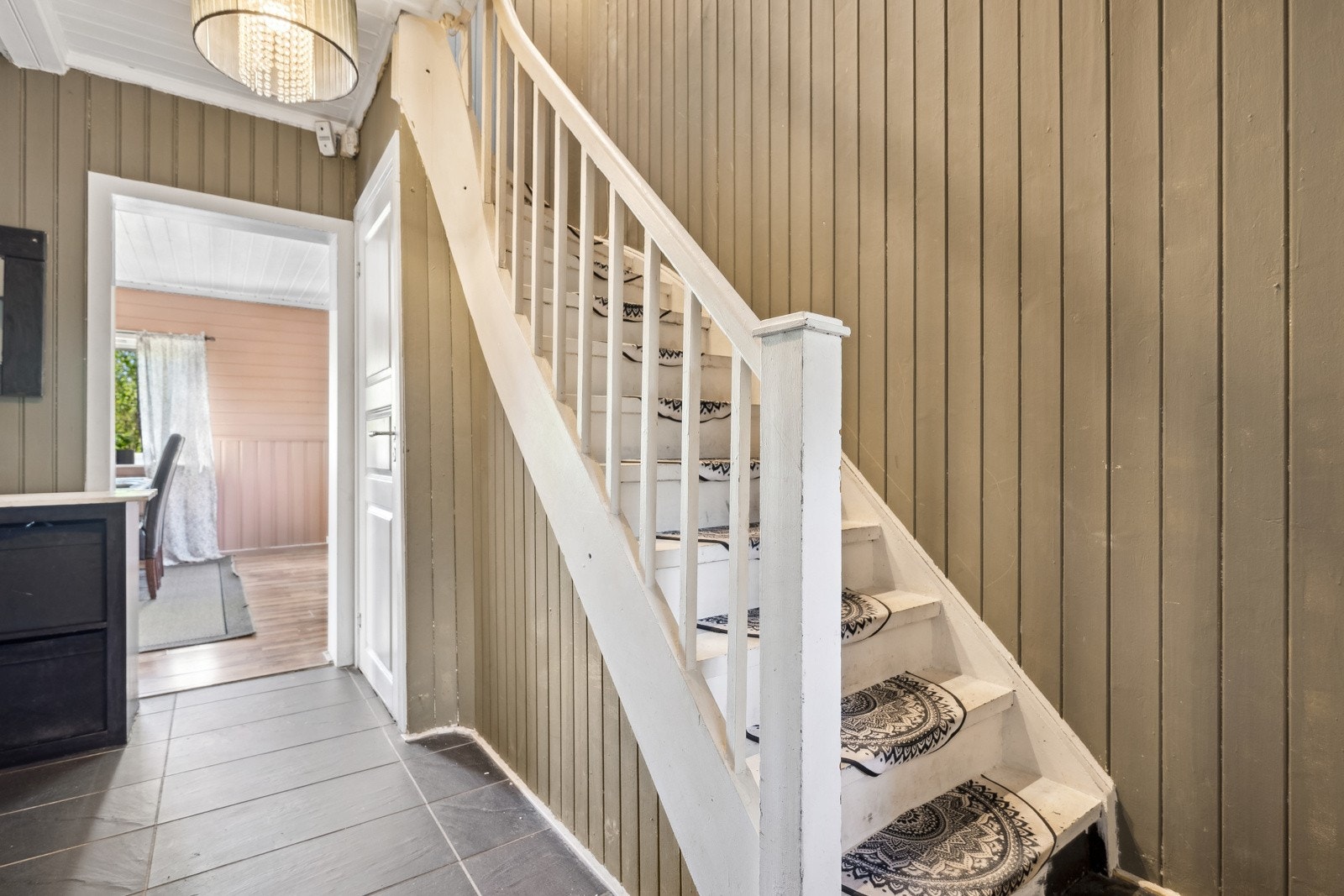 Trappegangen til andre etasjen. Under trappen er det tilgang til kjelleren. Galleribilde