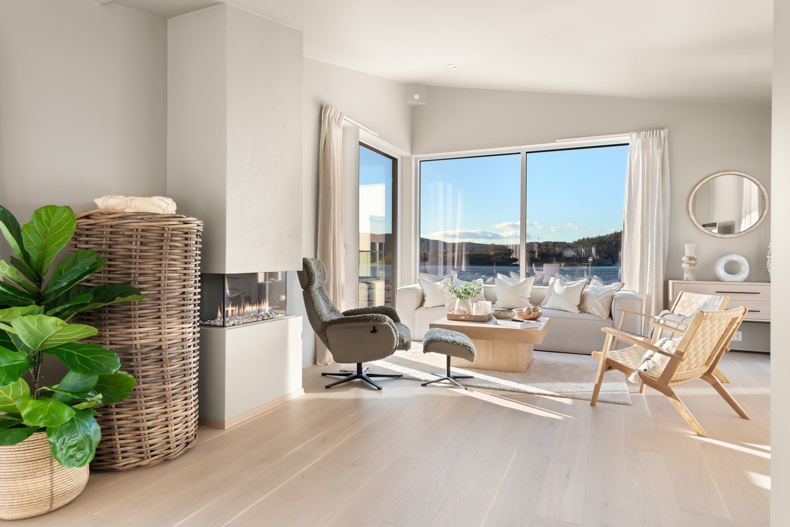 Meget flott enstavs hvitpigmentert eikeparkett i hele leiligheten. Galleribilde