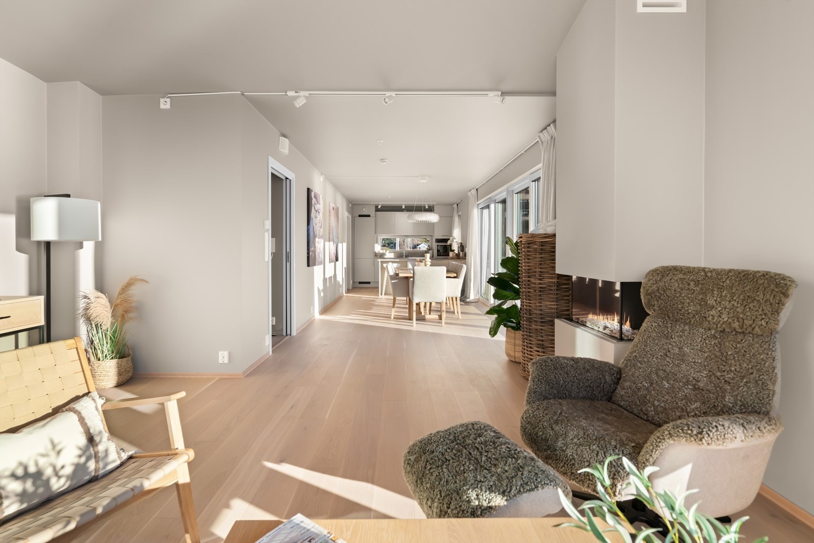 Det er utgang til takterrasse fra spisestue og kjøkken. Galleribilde