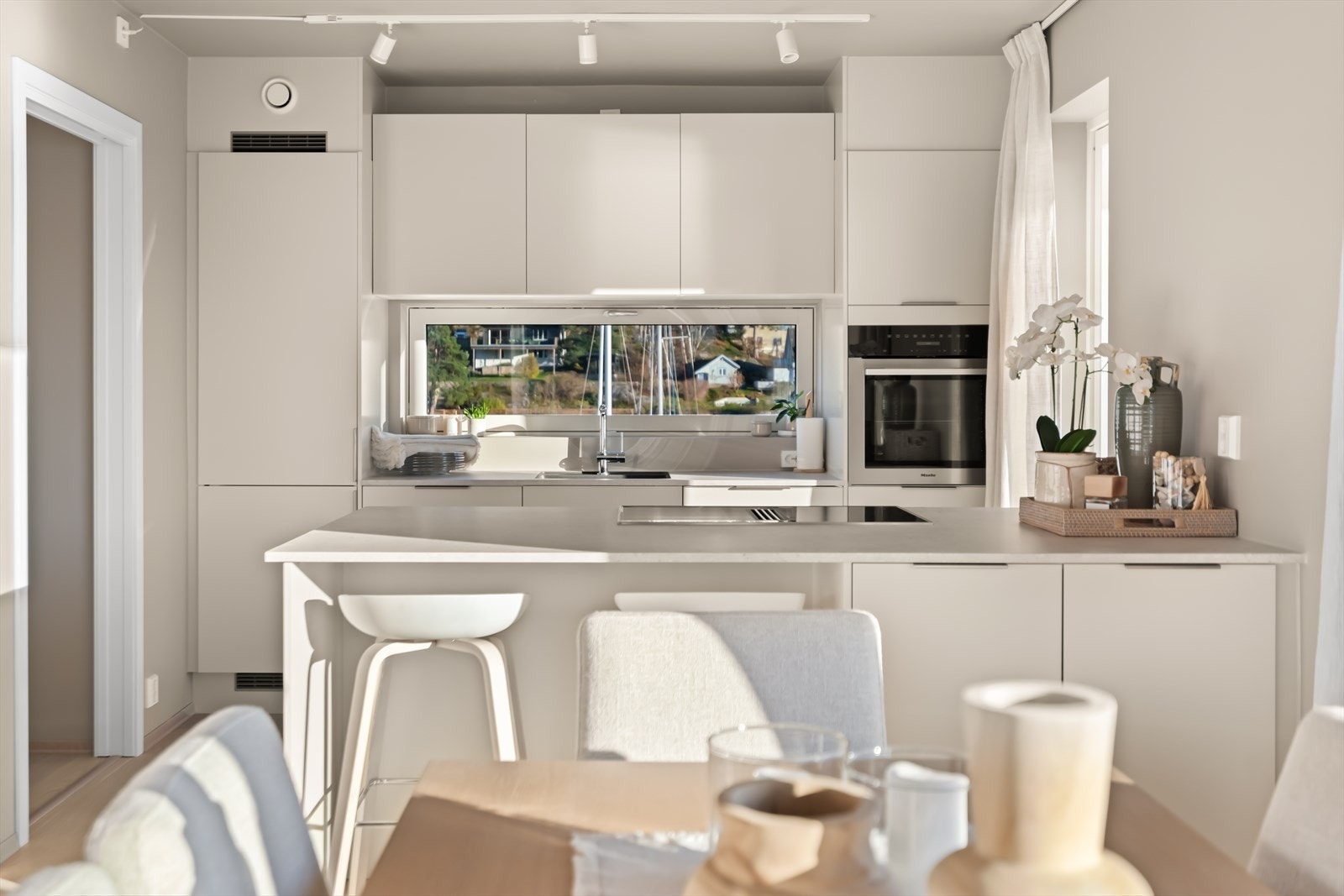 Delikat kjøkken med moderne fargevalg. Galleribilde