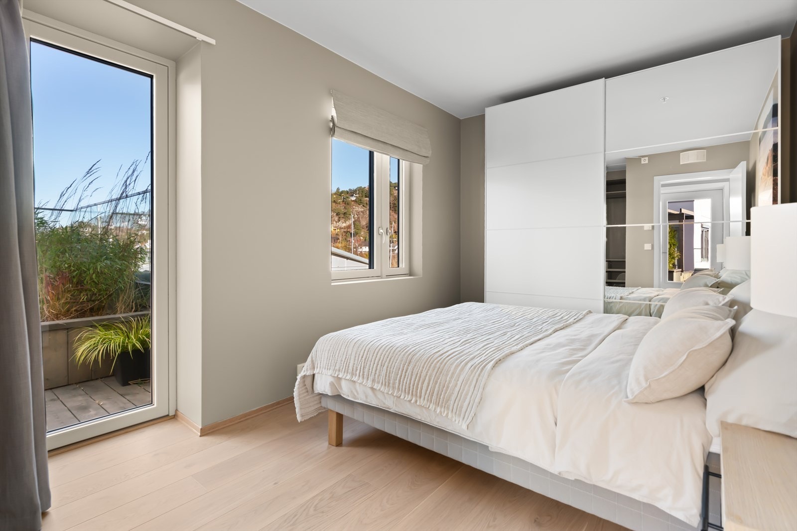 Stort hovedsoverom med walk-in garderobe. Galleribilde