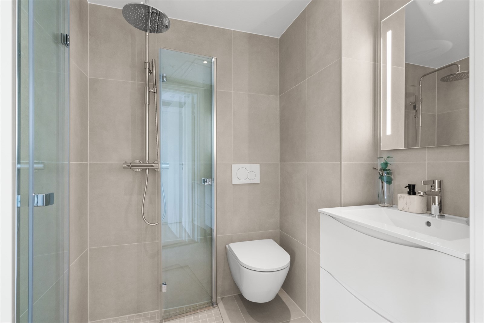 Leiligheten har to bad. Dette badet ligger ved kjøkkenet og det minste soverommet. Galleribilde