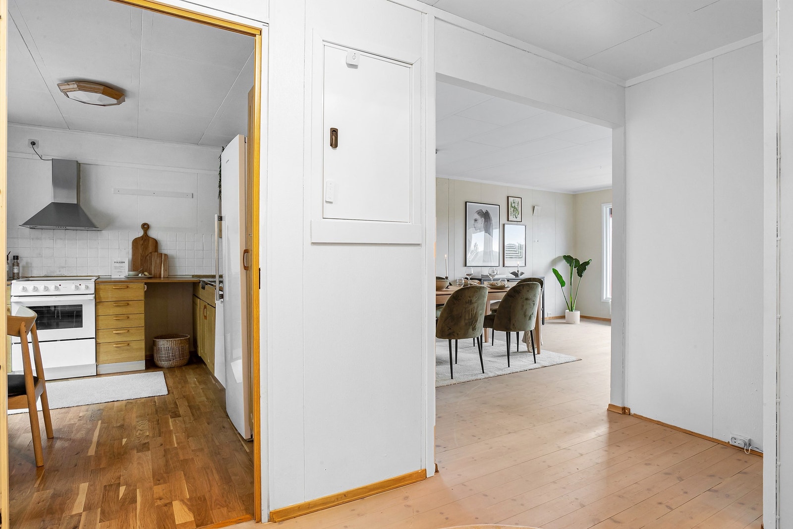 Kjøkkenløsning fra ukjent årstall med innredning som har profilerte fronter og laminert benkeplate Galleribilde