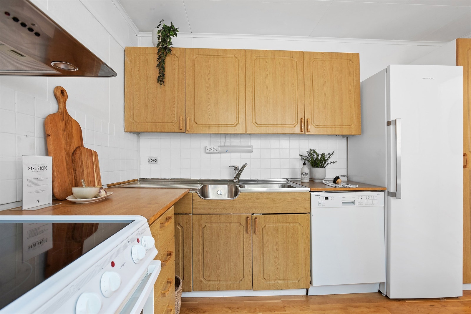 Benkeplaten har nedfelt oppvaskkum i rustfritt stål med ett-greps armatur Galleribilde