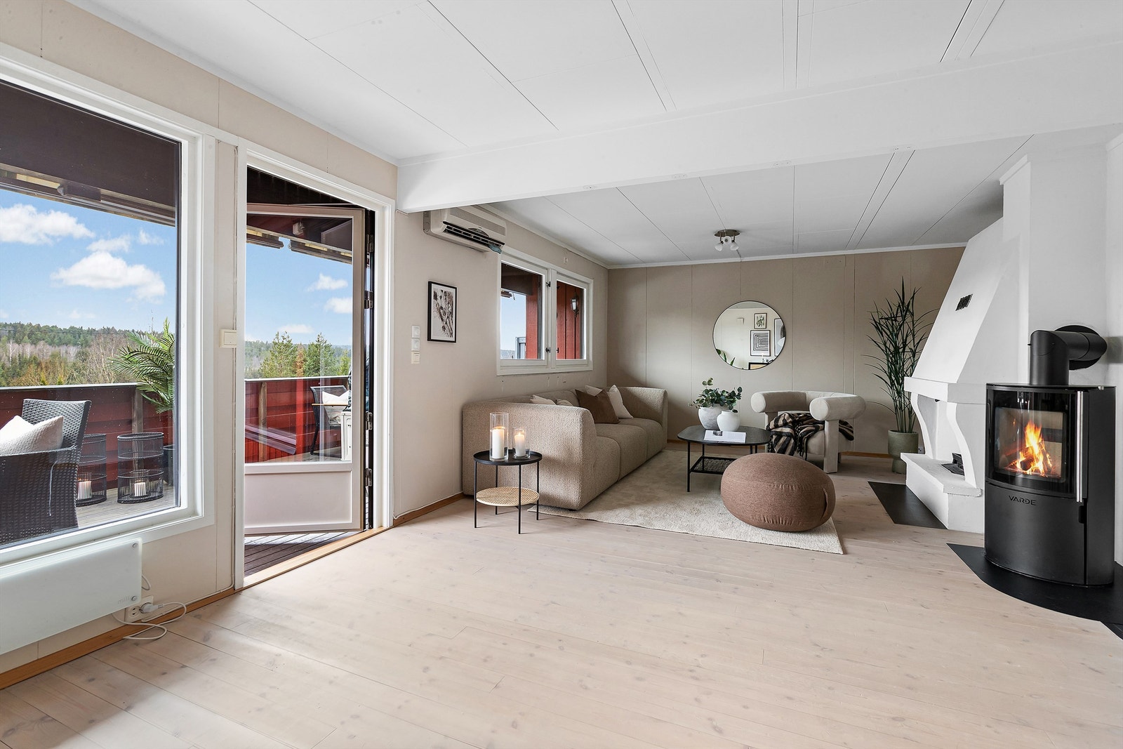 Store vindusflater gir rommet rikelig med naturlig lys Galleribilde