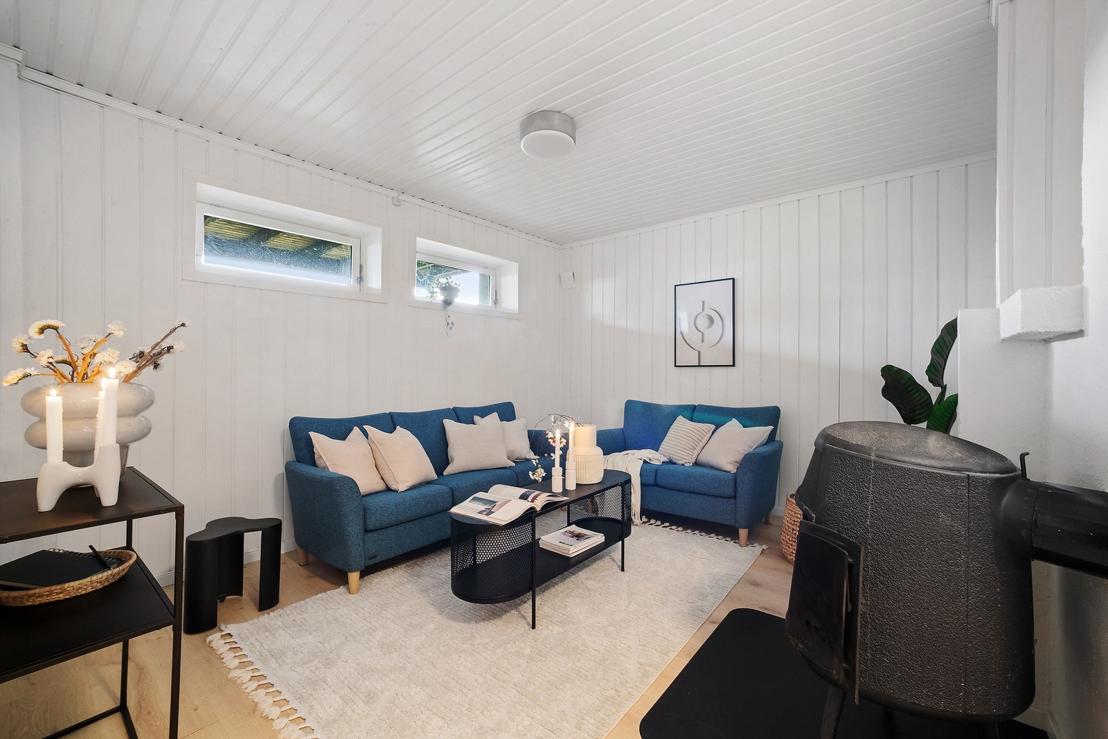 Hyggelig kjellerstue med peisovn Galleribilde