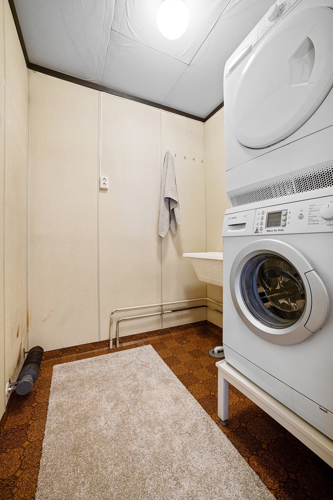 Vaskerommet er fra byggeår og har gulvflate er belagt med gulvbelegg Galleribilde