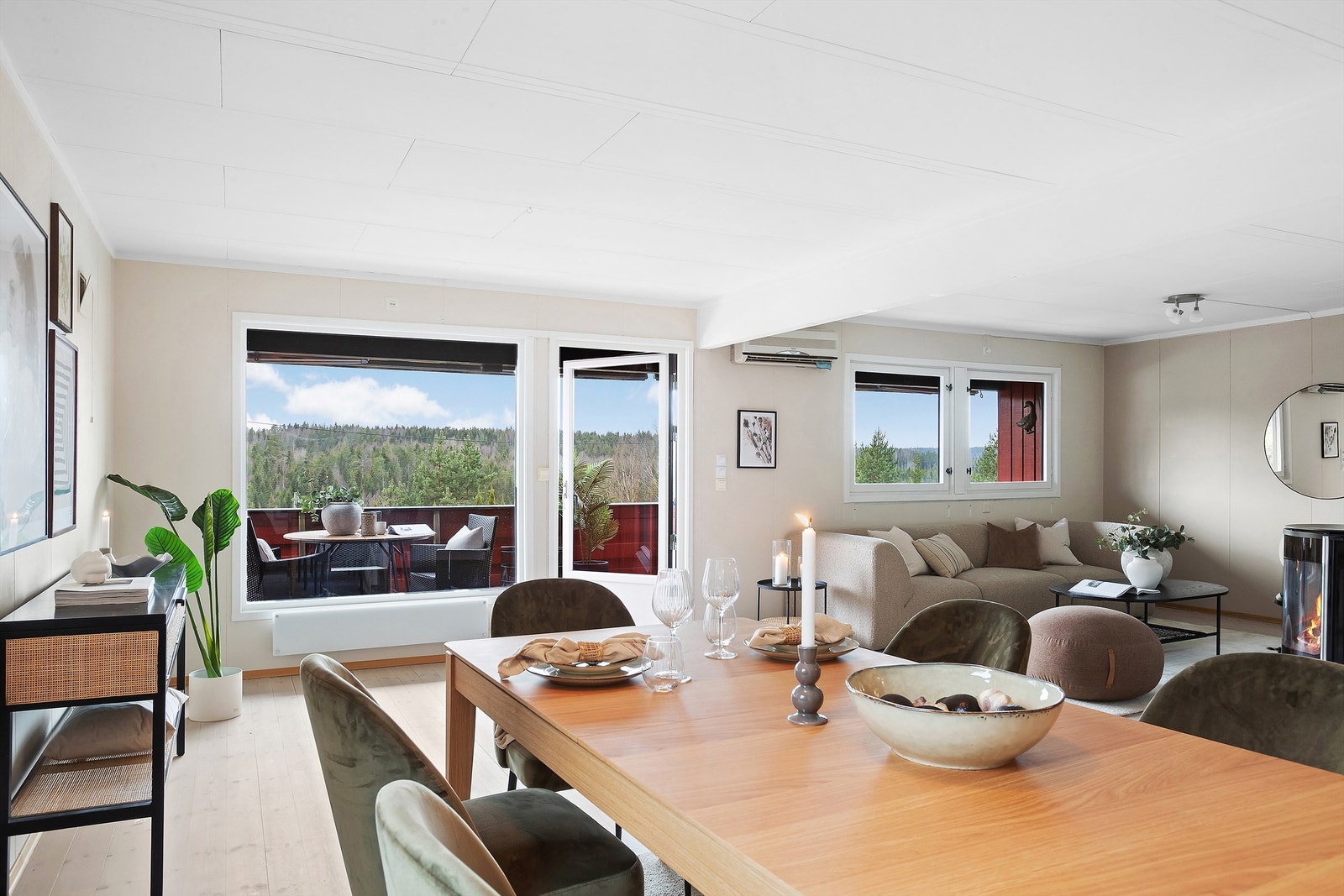 Suen har åpen peis, vedovn og varmepumpe Galleribilde