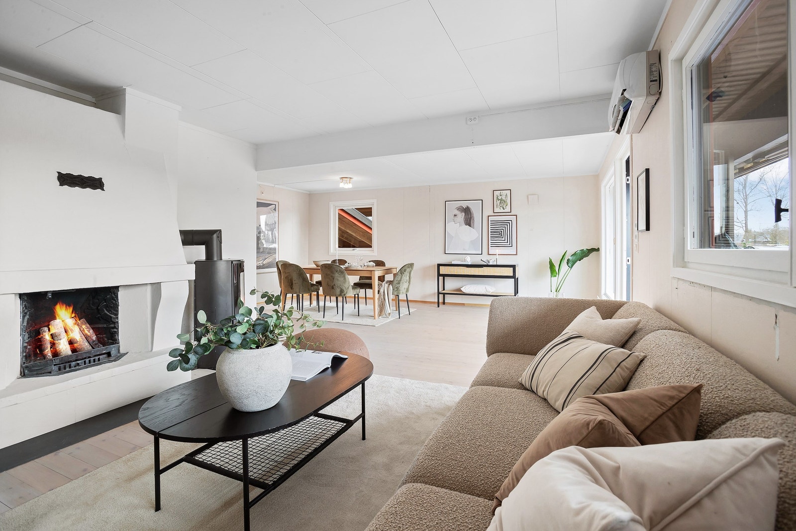 Rommet kan fin innredes med sofa, bord, TV og tilhørende møblement Galleribilde