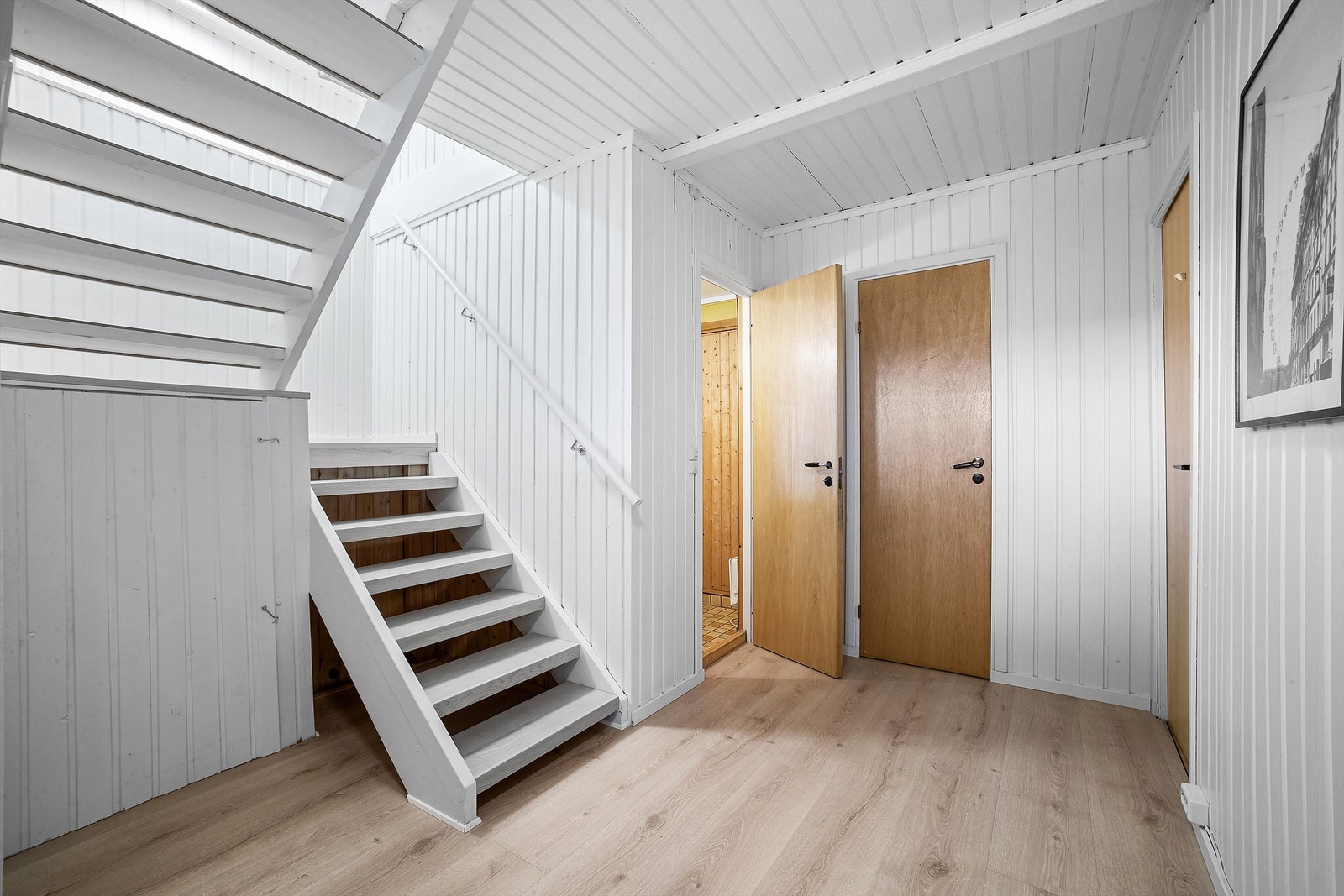 Boligen har meget godt med oppbevaringsmuligheter, bla. under trapp i kjeller Galleribilde