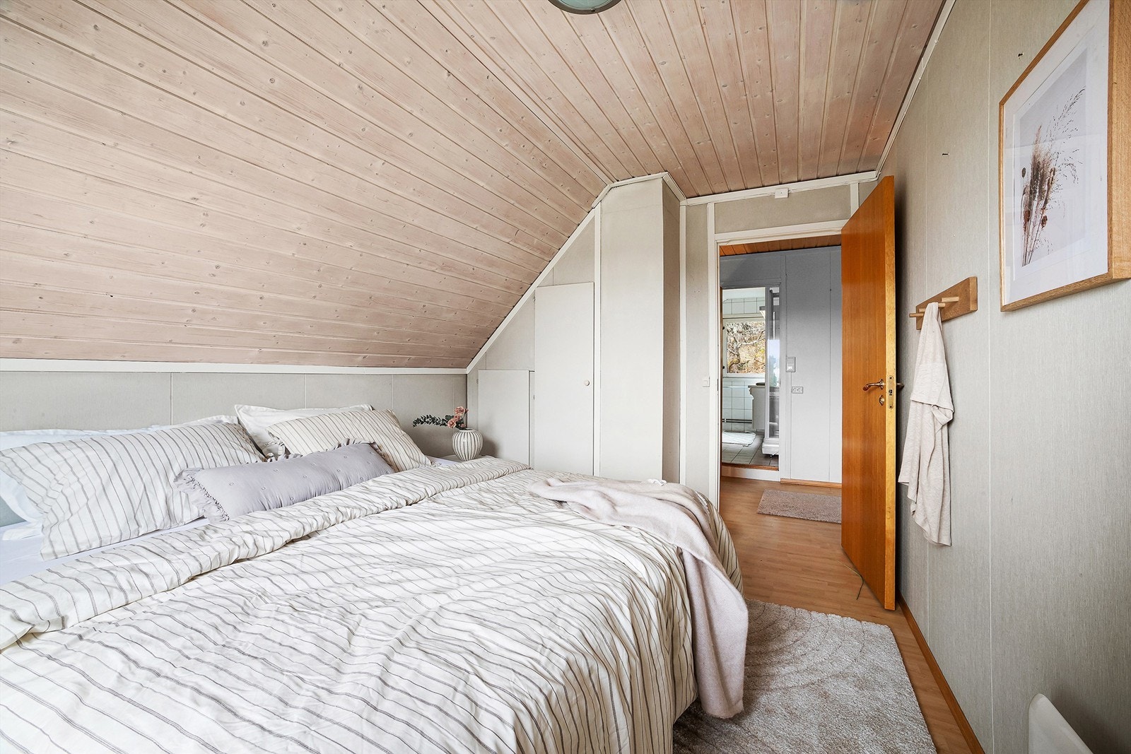 Det er garderobeskap på tre av soverommene Galleribilde