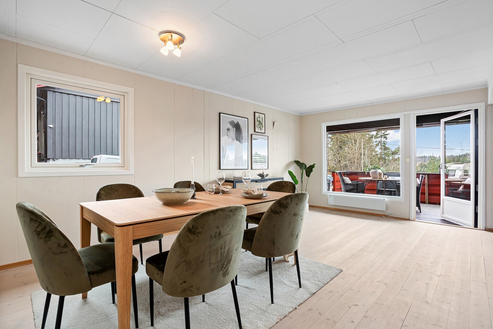 Spisebord og stoler kan plasseres praktisk i tilknytning til kjøkkenet Galleribilde