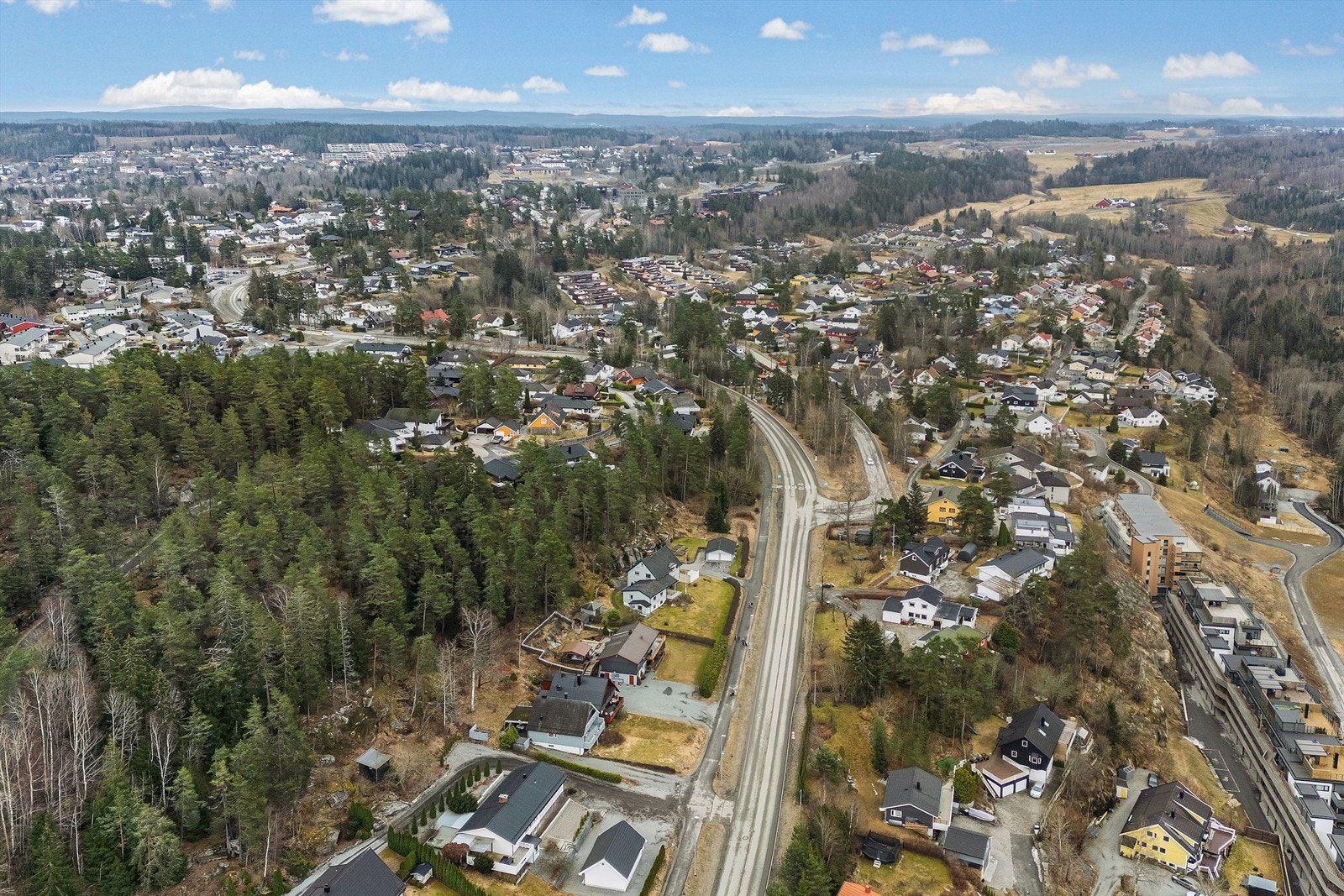 Nærsenter med Coop Extra, frisør, tannlege og interiør/blomsterbutikk ligger ca. 10 minutter gange fra boligen Galleribilde