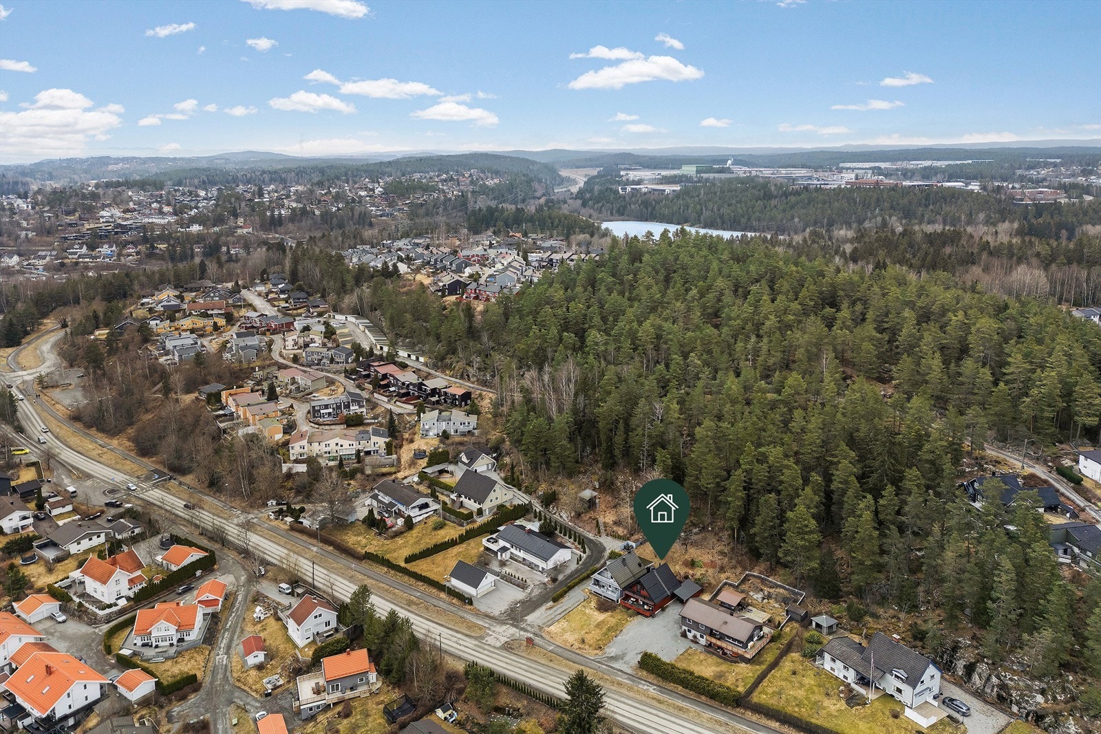 Bussholdeplass langs Langhusveien noen hundre meter fra boligen Galleribilde