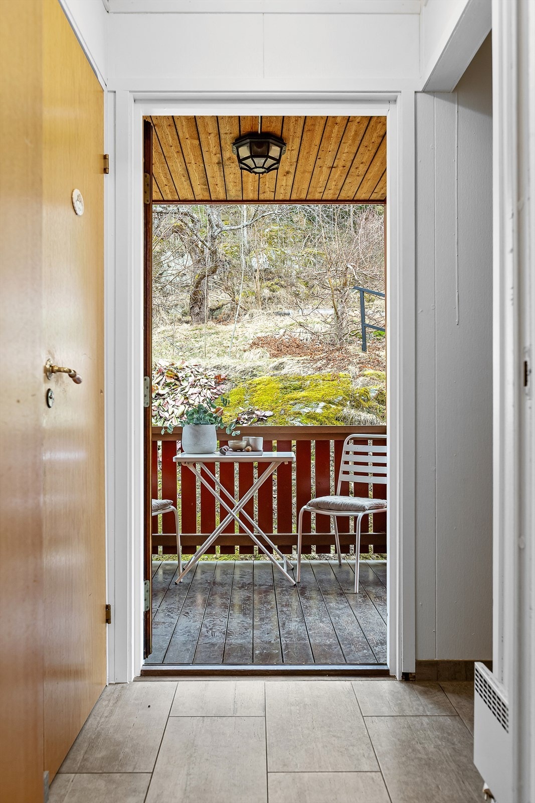 Man kommer inn i en flislagtentré med garderobeløsning Galleribilde