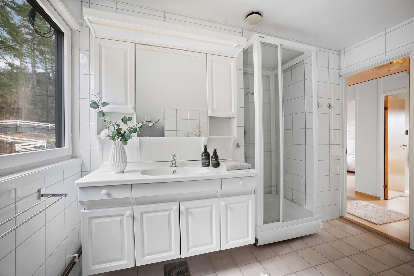 Flislagt bad fra byggeår med oppgraderinger gjort i ca. 1995 Galleribilde