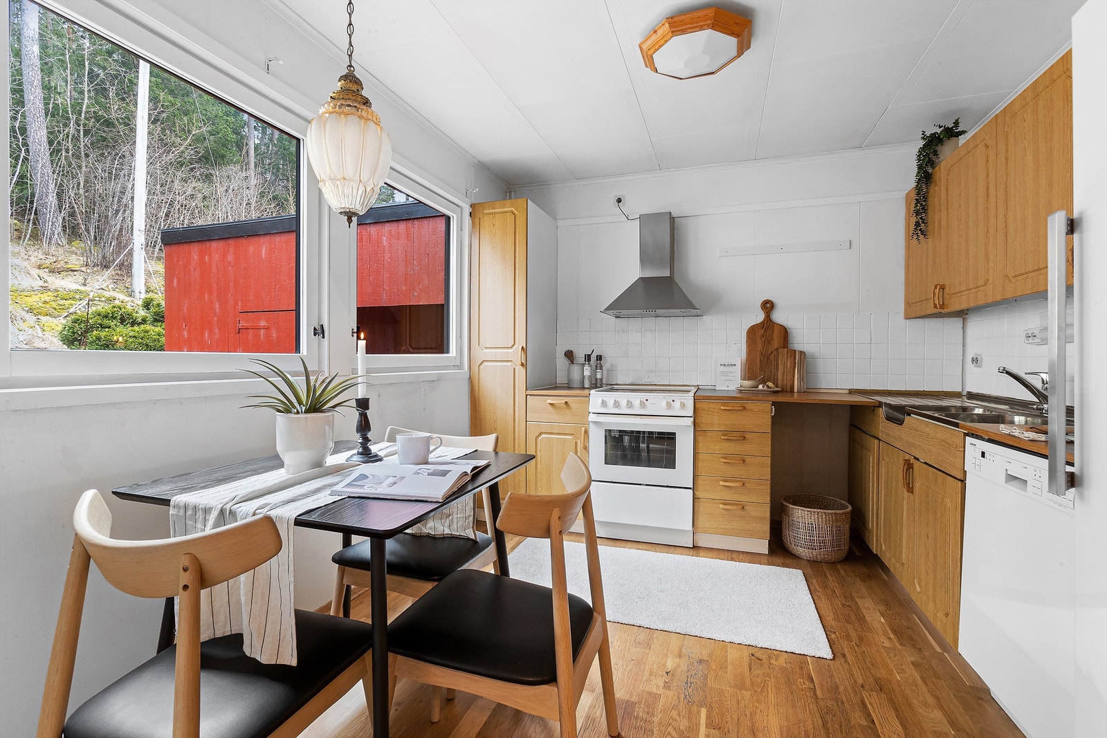 Kjøkkenløsning fra ukjent årstall med innredning som har profilerte fronter og laminert benkeplate Galleribilde