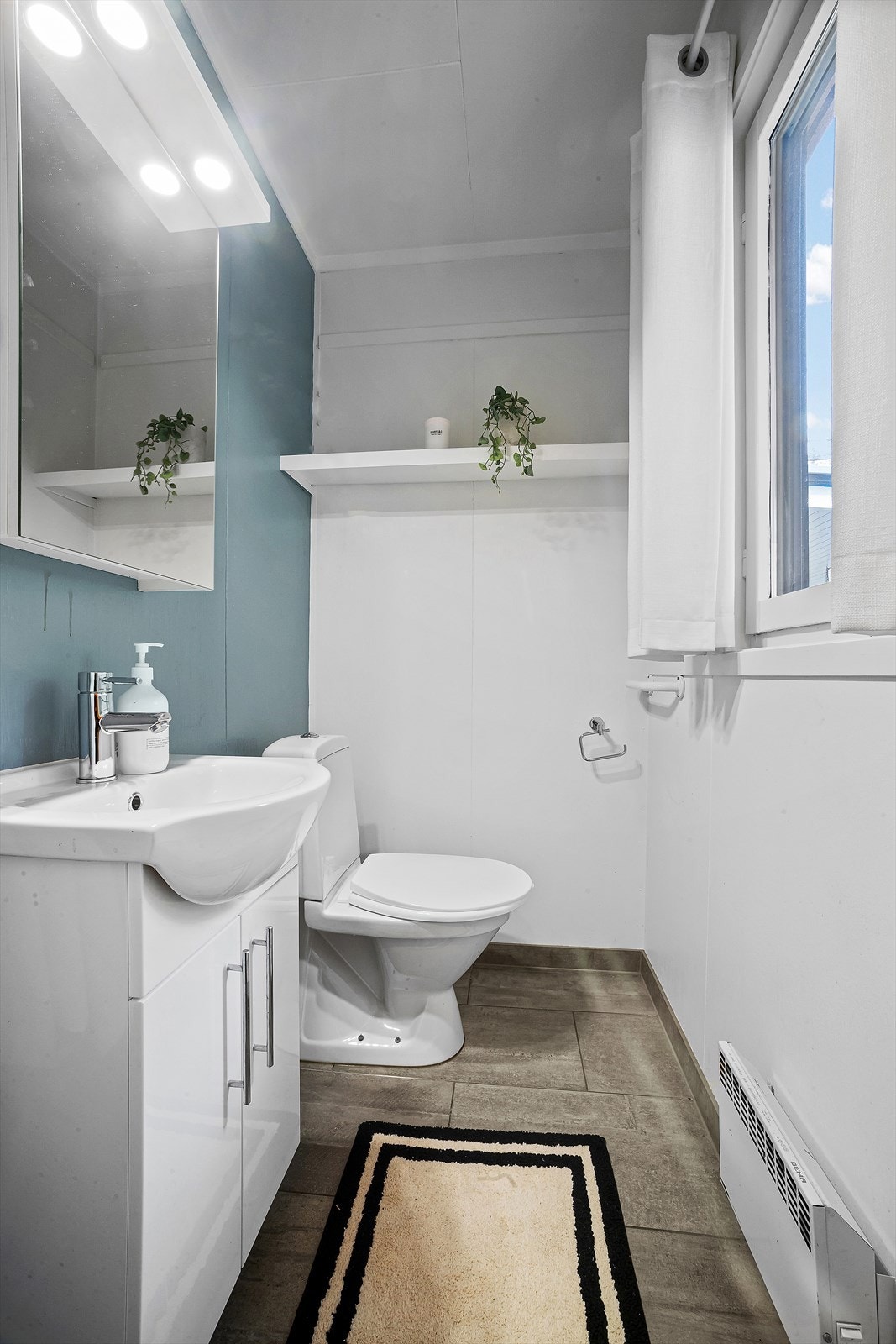 Fra entréen er det direkte adkomst til toalettrom Galleribilde