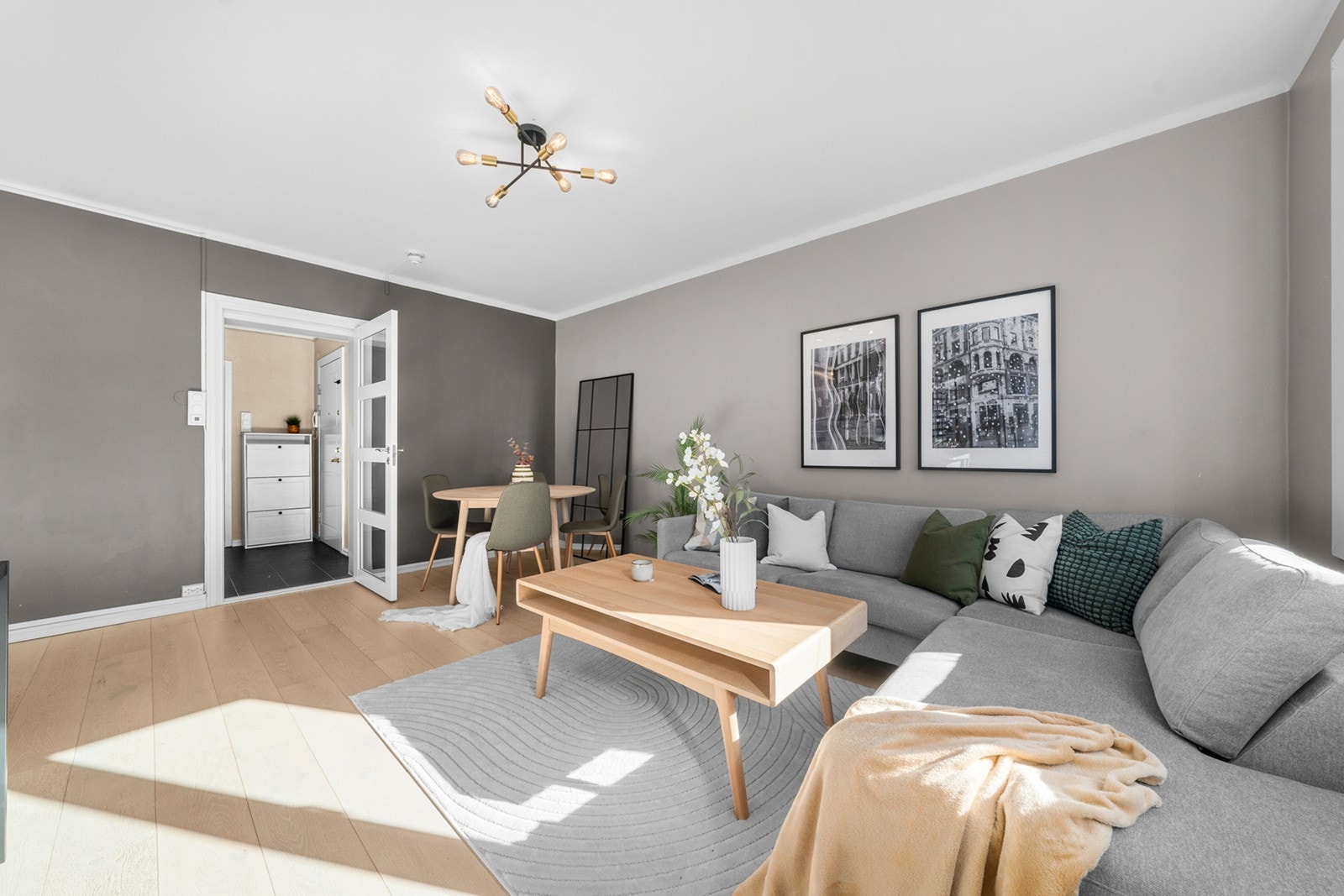 Leiligheten ligger i et attraktivt og sentralt område i Oslo, som gir deg umiddelbar tilgang til byens pulserende liv! Galleribilde